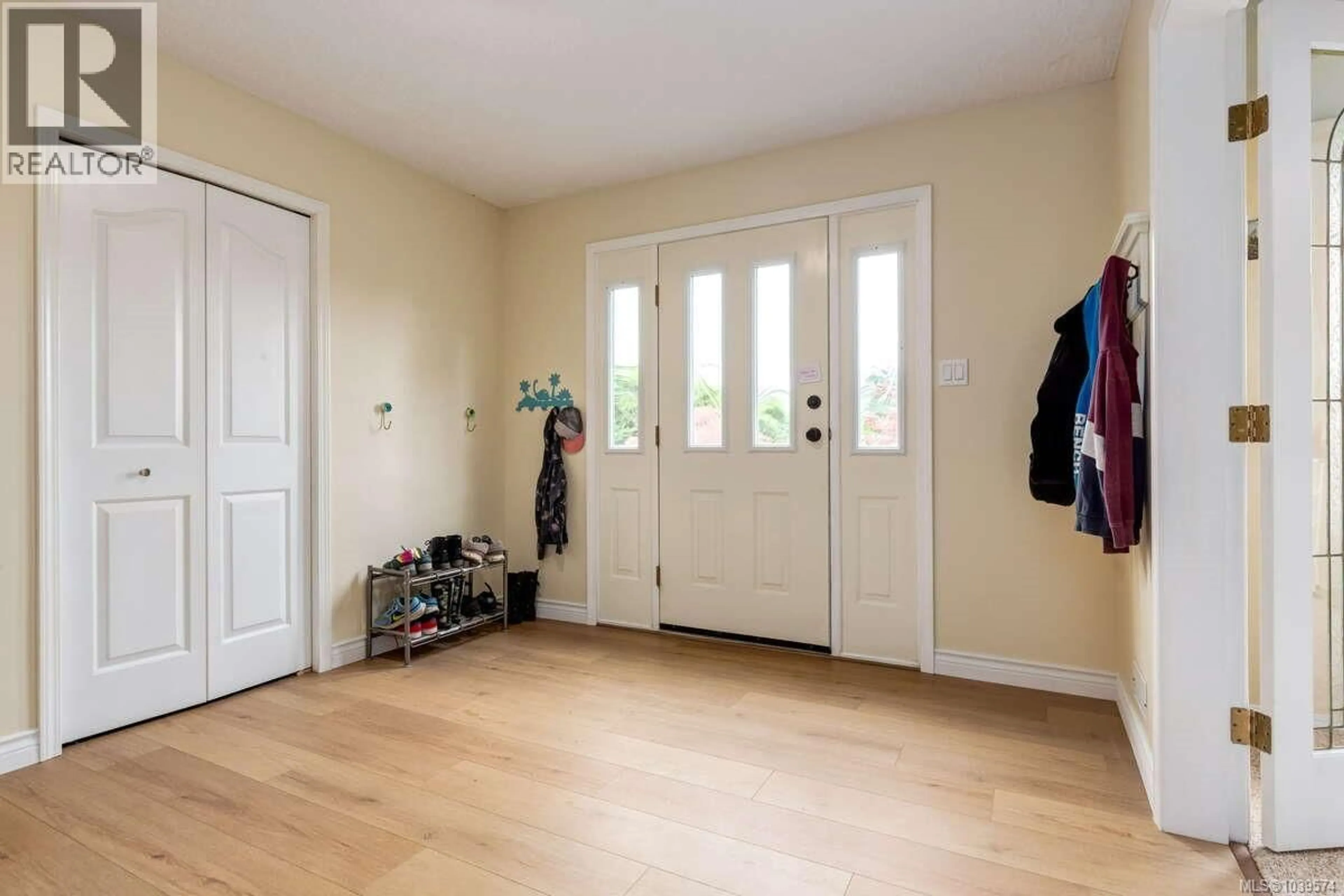 Indoor entryway for 1206 MCKENZIE DRIVE, Duncan British Columbia V9L5R8