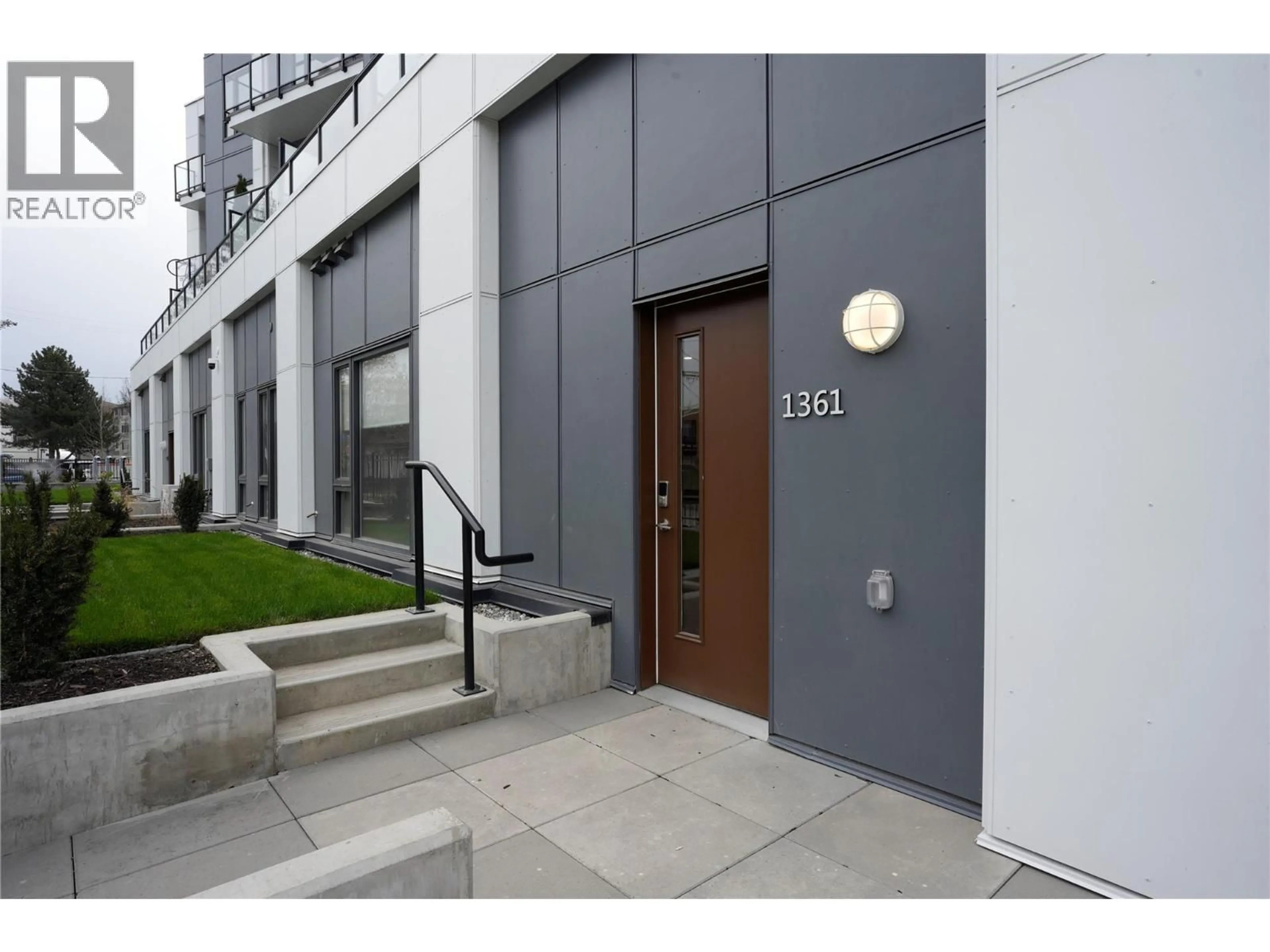 Indoor foyer for 1361 BELAIRE AVENUE, Kelowna British Columbia V1Y0P7
