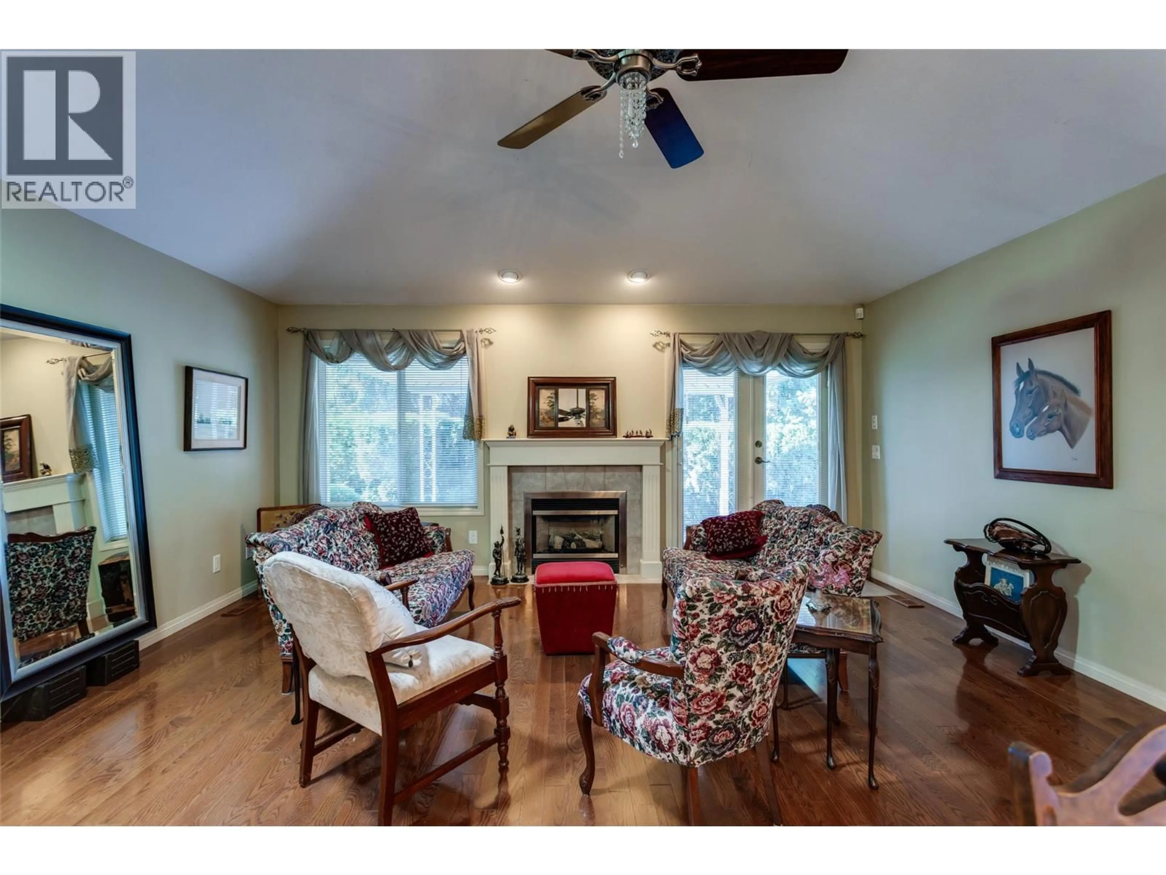 Living room with furniture, wood/laminate floor for 114 - 1188 HOUGHTON ROAD, Kelowna British Columbia V1X2C9