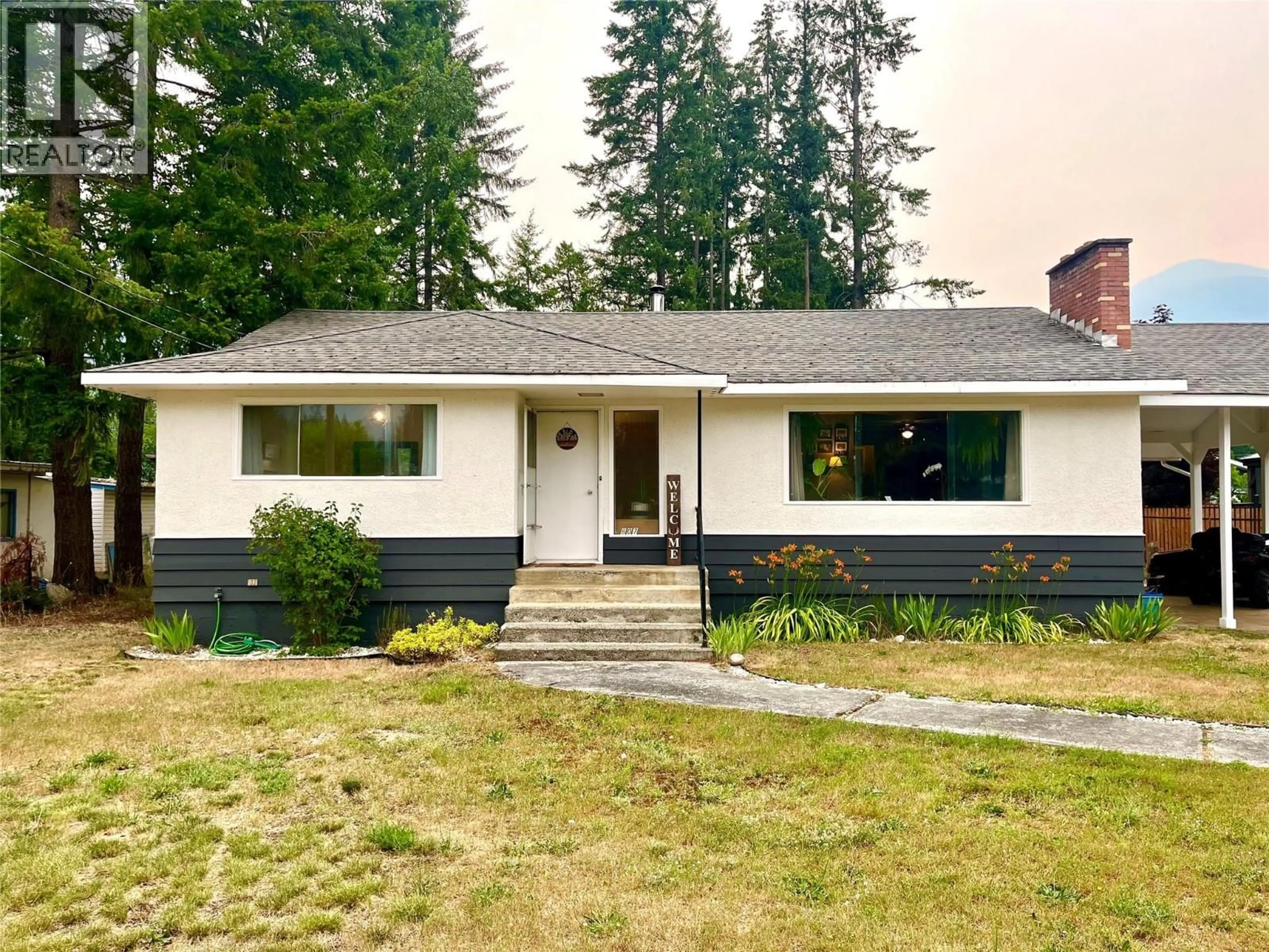 Home with vinyl exterior material, street for 807 23 HIGHWAY NORTH, Nakusp British Columbia V0G1R0