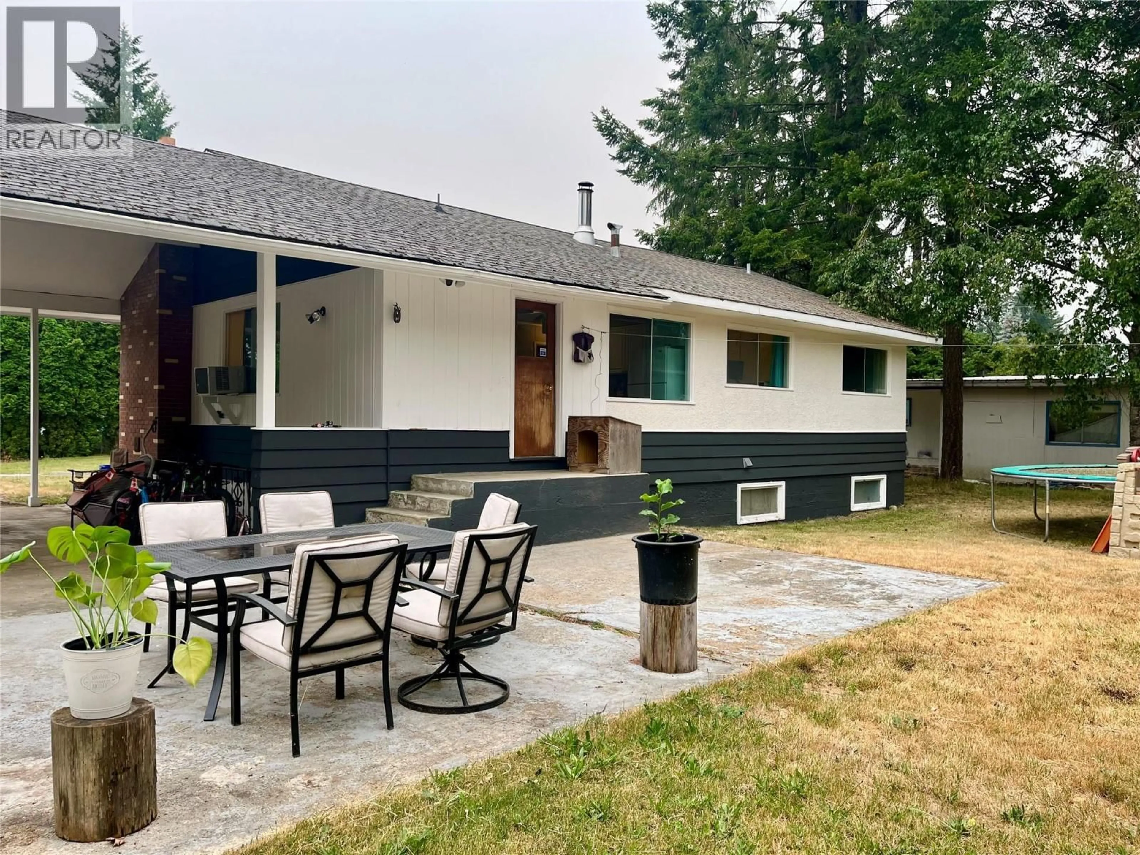 Home with vinyl exterior material, street for 807 23 HIGHWAY NORTH, Nakusp British Columbia V0G1R0