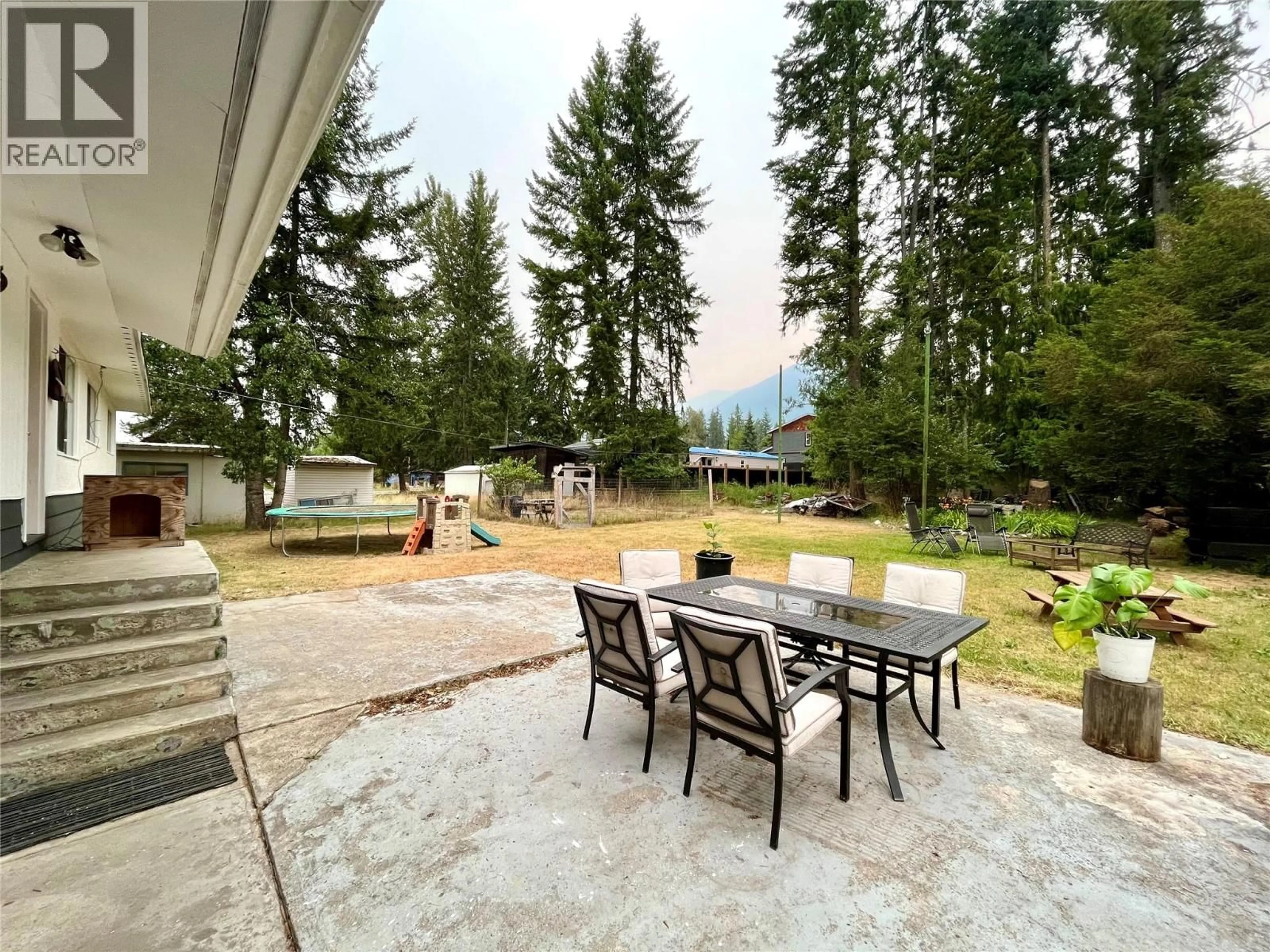 Patio, mountain view for 807 23 HIGHWAY NORTH, Nakusp British Columbia V0G1R0