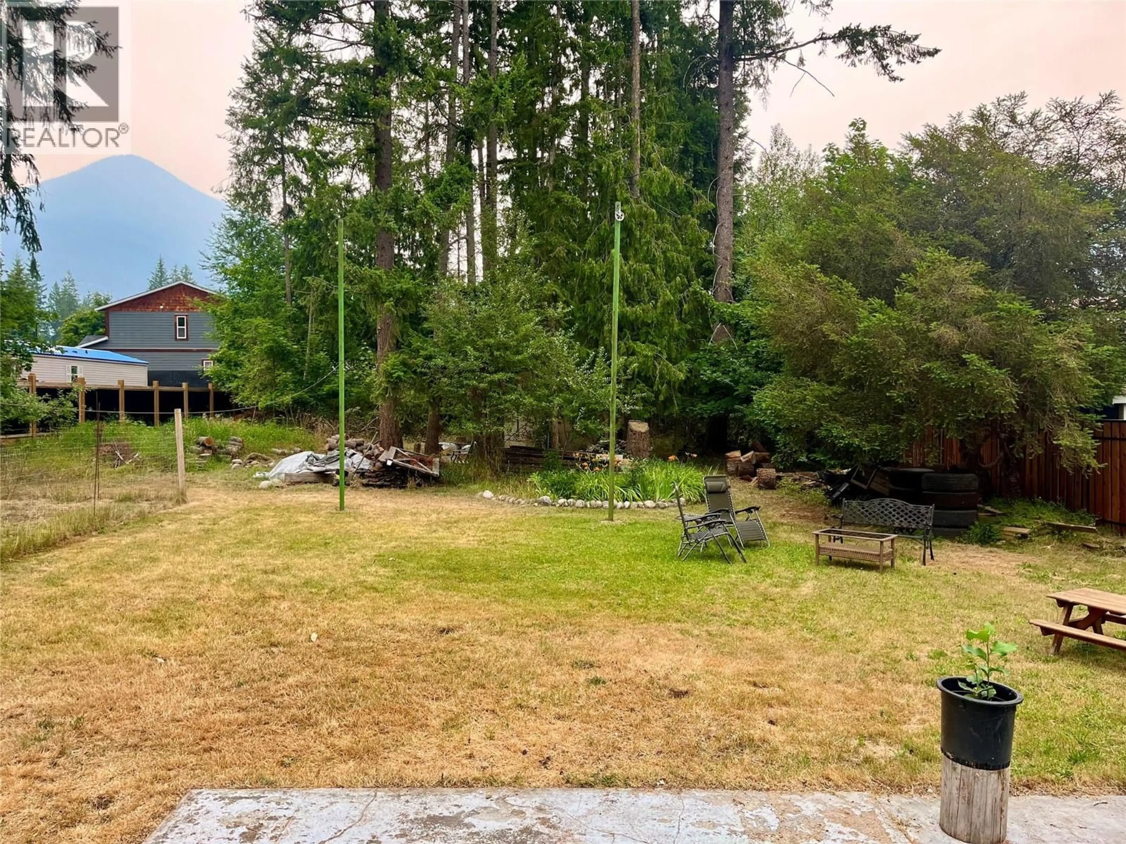 A pic from outside/outdoor area/front of a property/back of a property/a pic from drone, forest/trees view for 807 23 HIGHWAY NORTH, Nakusp British Columbia V0G1R0
