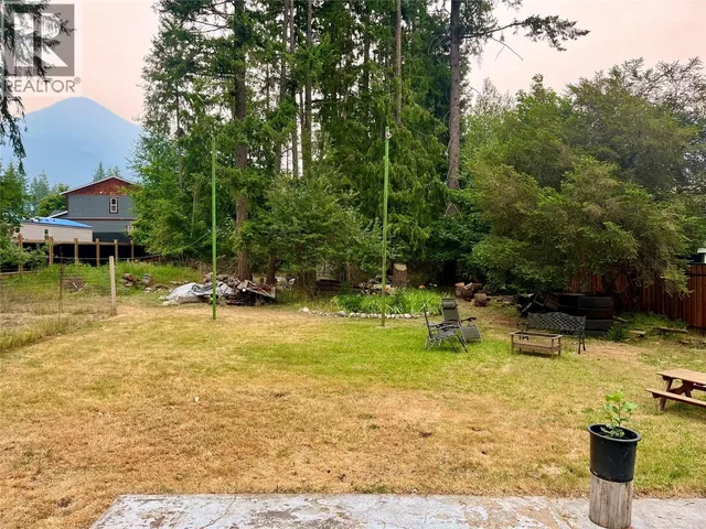 807 23 HIGHWAY NORTH, Nakusp 5