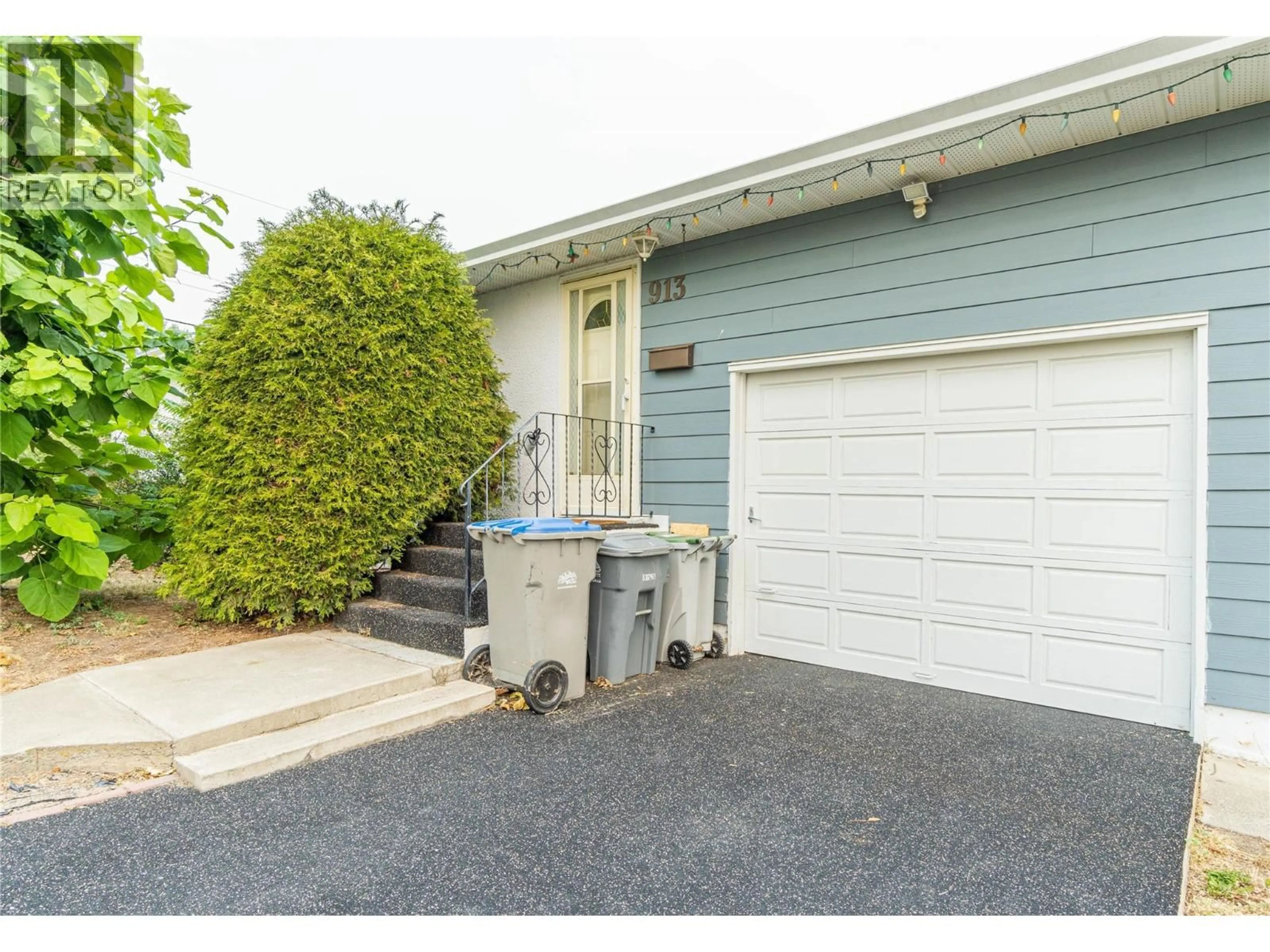 Home with vinyl exterior material, street for 913 HOLT STREET, Kamloops British Columbia V2B5G8