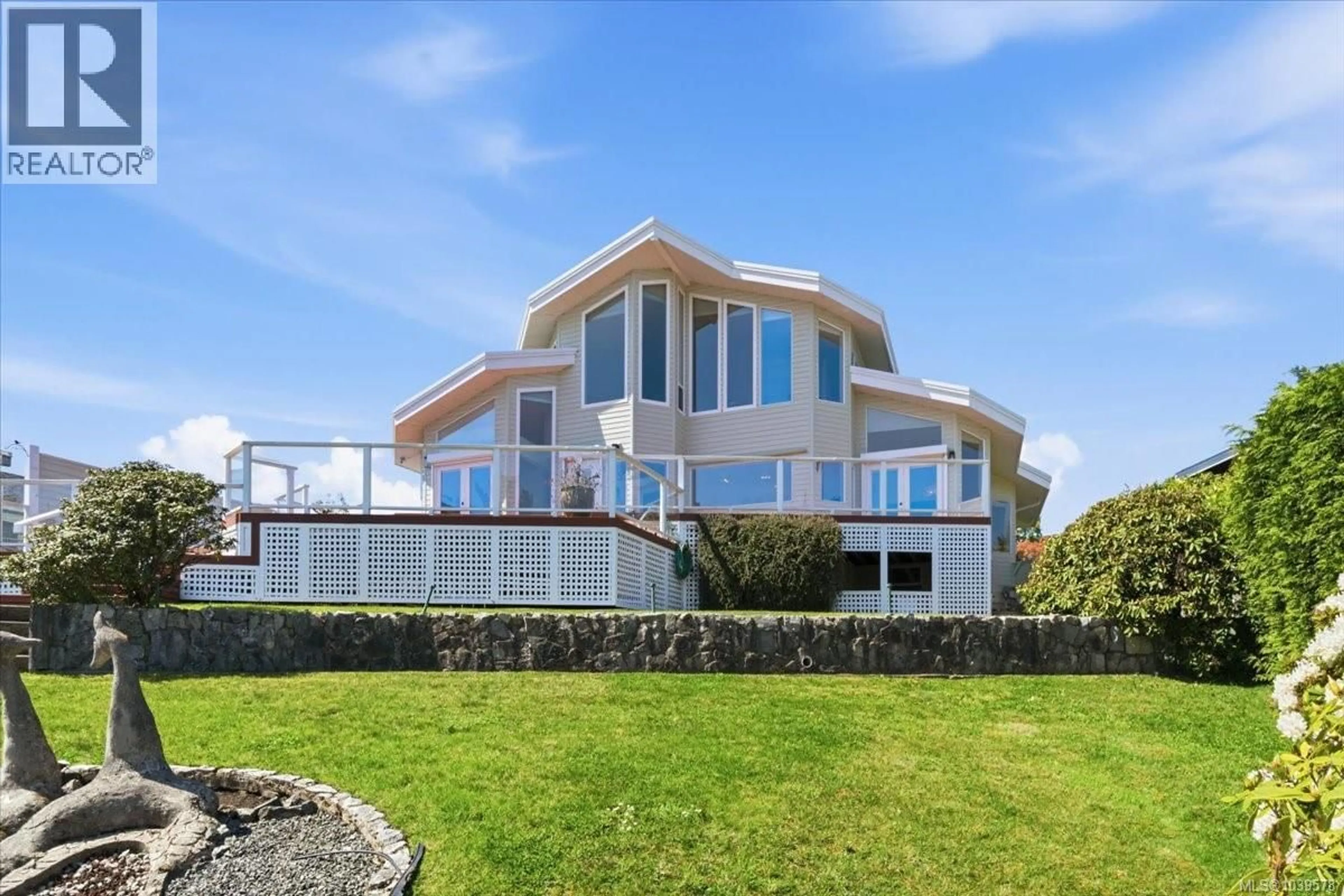 A pic from outside/outdoor area/front of a property/back of a property/a pic from drone, water/lake/river/ocean view for 506 PANORAMA PLACE, Parksville British Columbia V9P1A4