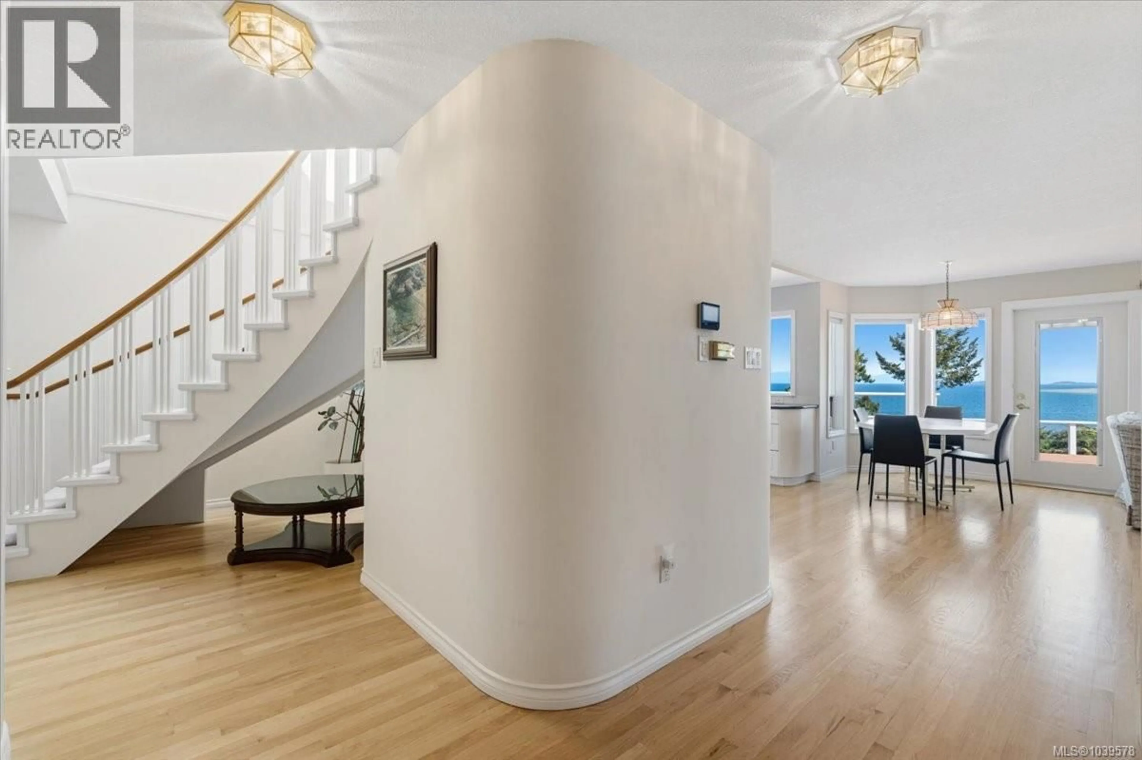 Indoor foyer for 506 PANORAMA PLACE, Parksville British Columbia V9P1A4