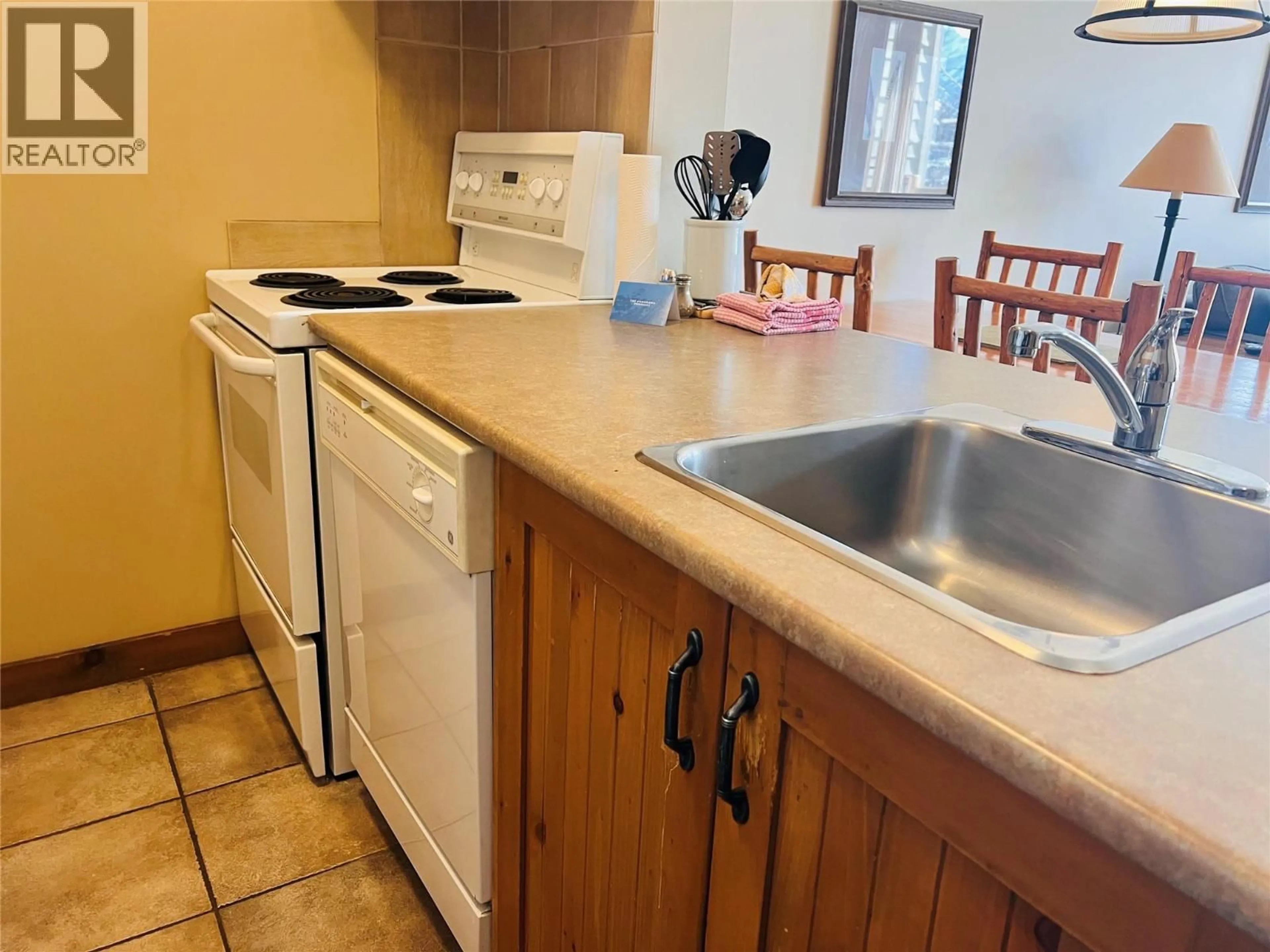 Standard kitchen, unknown for 203 - 2090 SUMMIT DRIVE, Panorama British Columbia V0A1T0