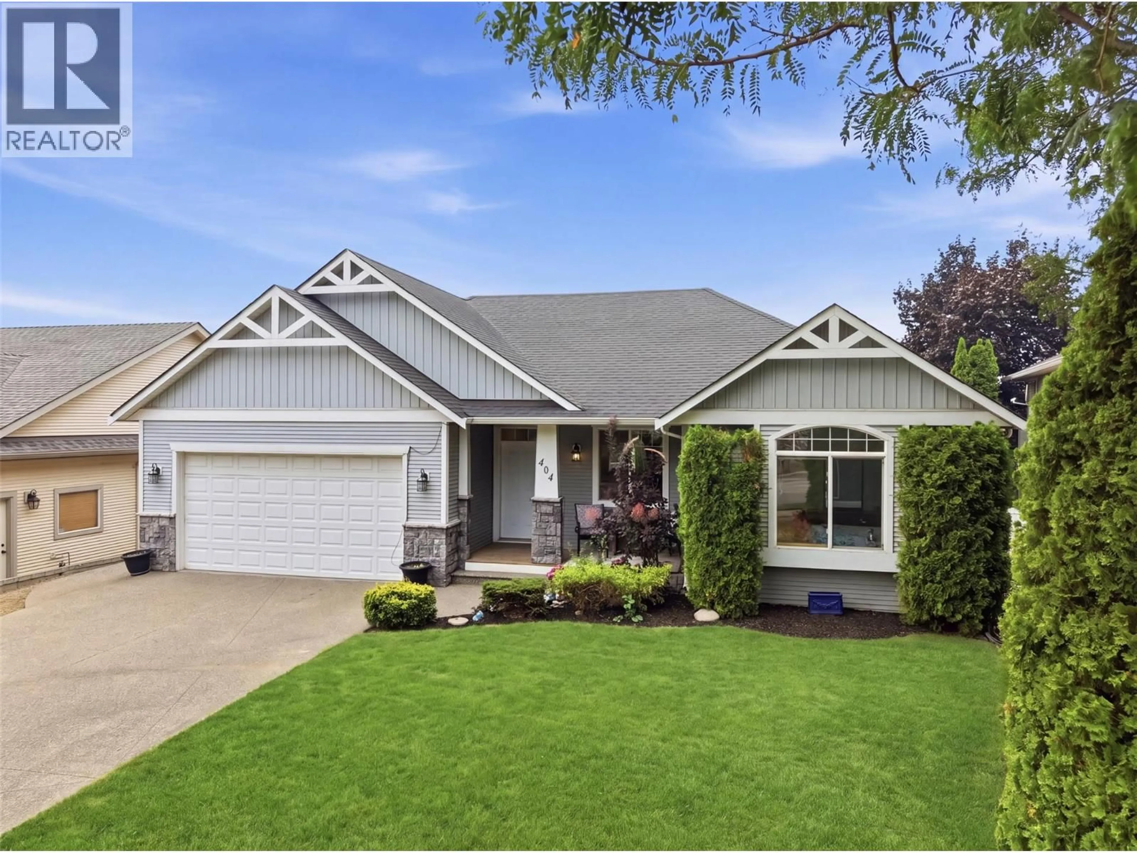 Home with vinyl exterior material, street for 404 SUN RIVERS DRIVE WEST, Kamloops British Columbia V2H1R6