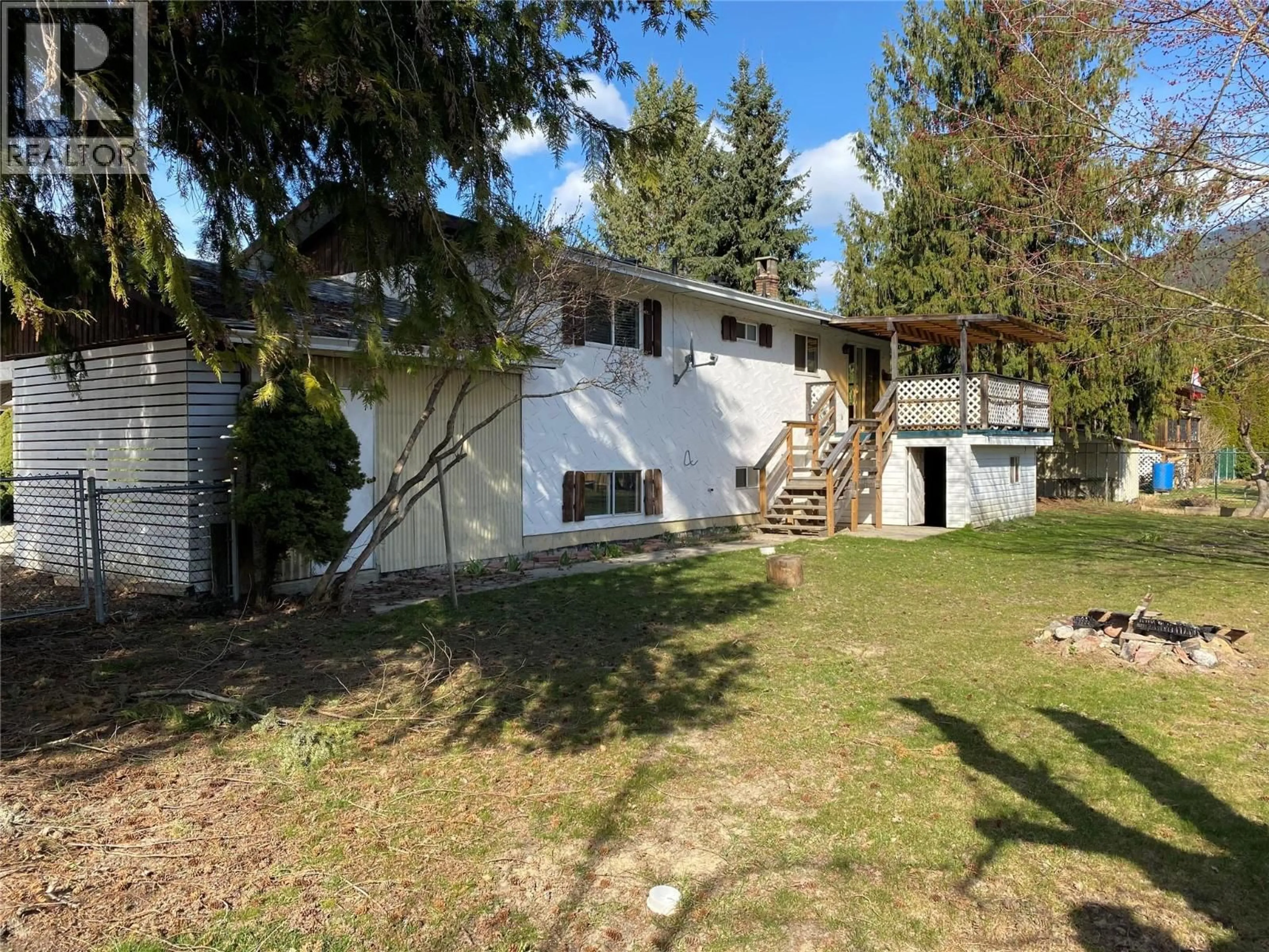 A pic from outside/outdoor area/front of a property/back of a property/a pic from drone, street for 613 FOREST PARK STREET, Sicamous British Columbia V0E2V0