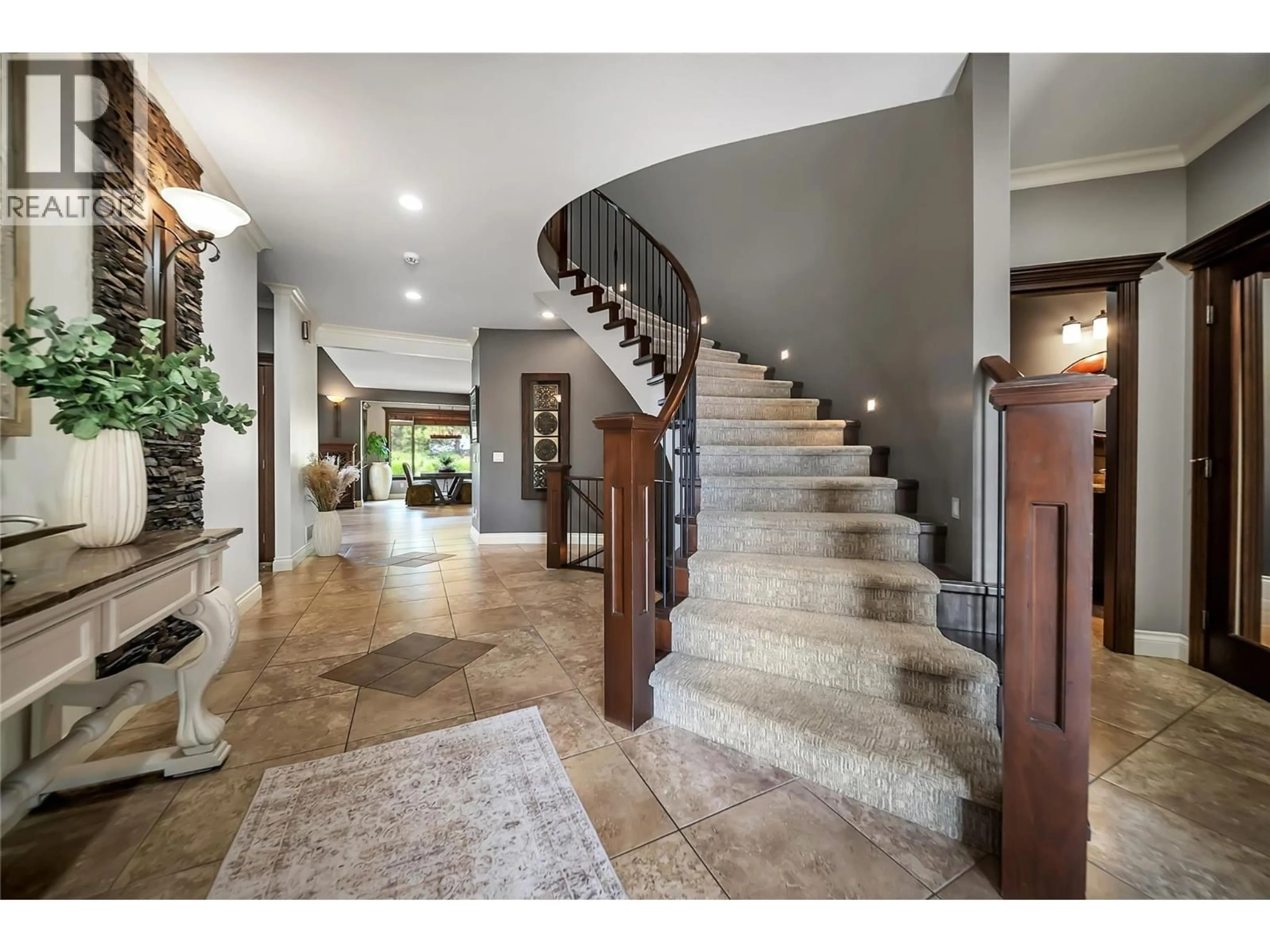 Indoor foyer for 336 QUILCHENA DRIVE, Kelowna British Columbia V1W4Y9