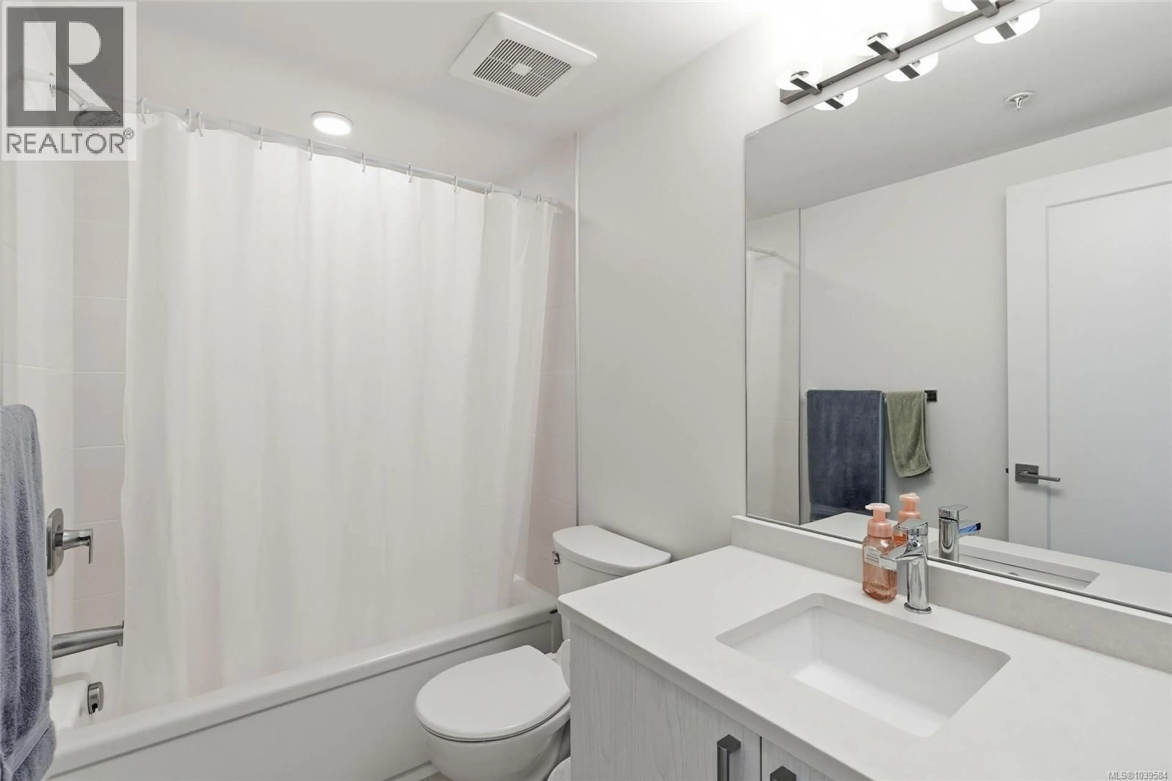 Standard bathroom, unknown for 202 - 135 HALIBURTON STREET, Nanaimo British Columbia V9R4V9