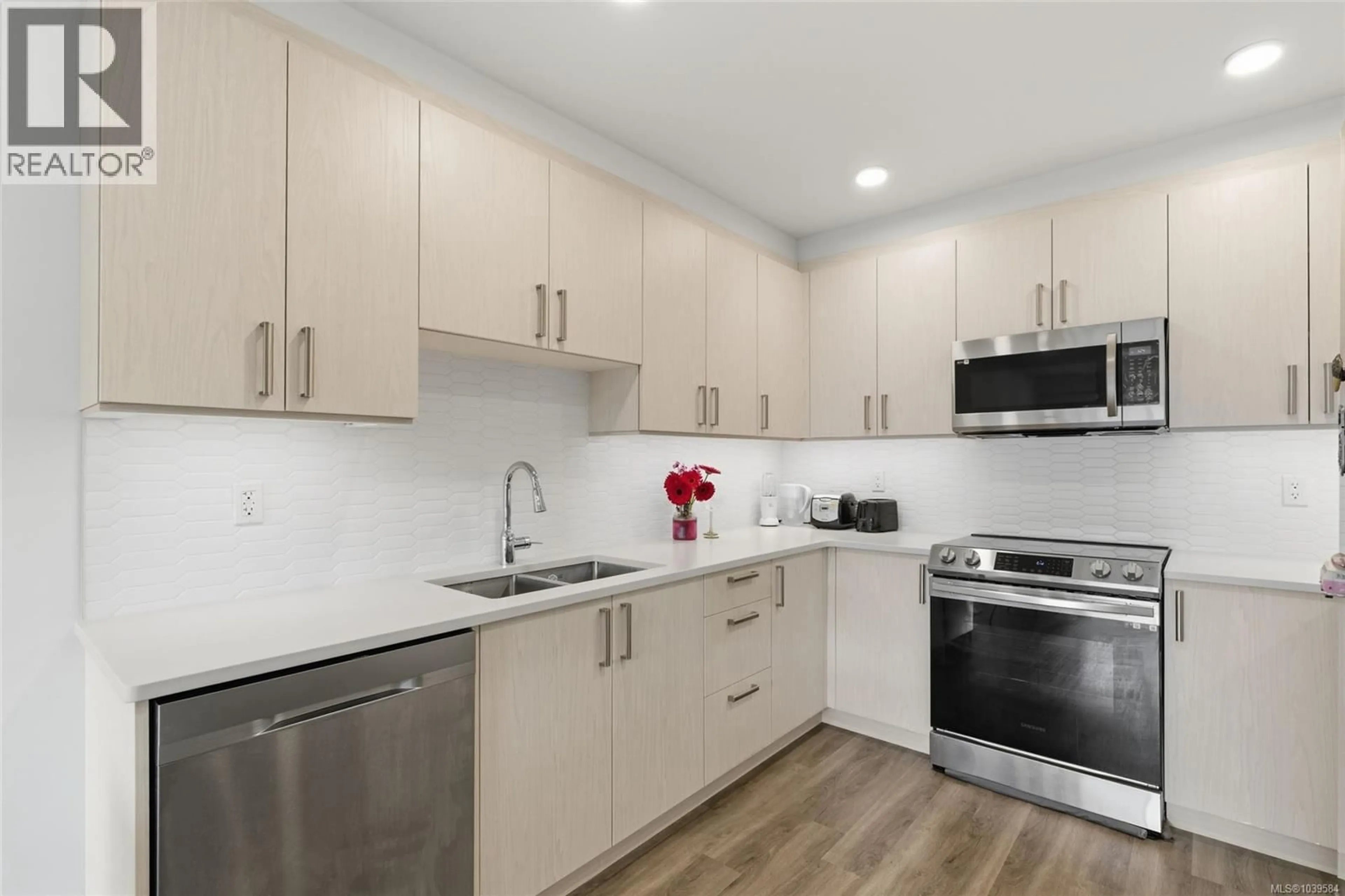 Standard kitchen, unknown for 202 - 135 HALIBURTON STREET, Nanaimo British Columbia V9R4V9