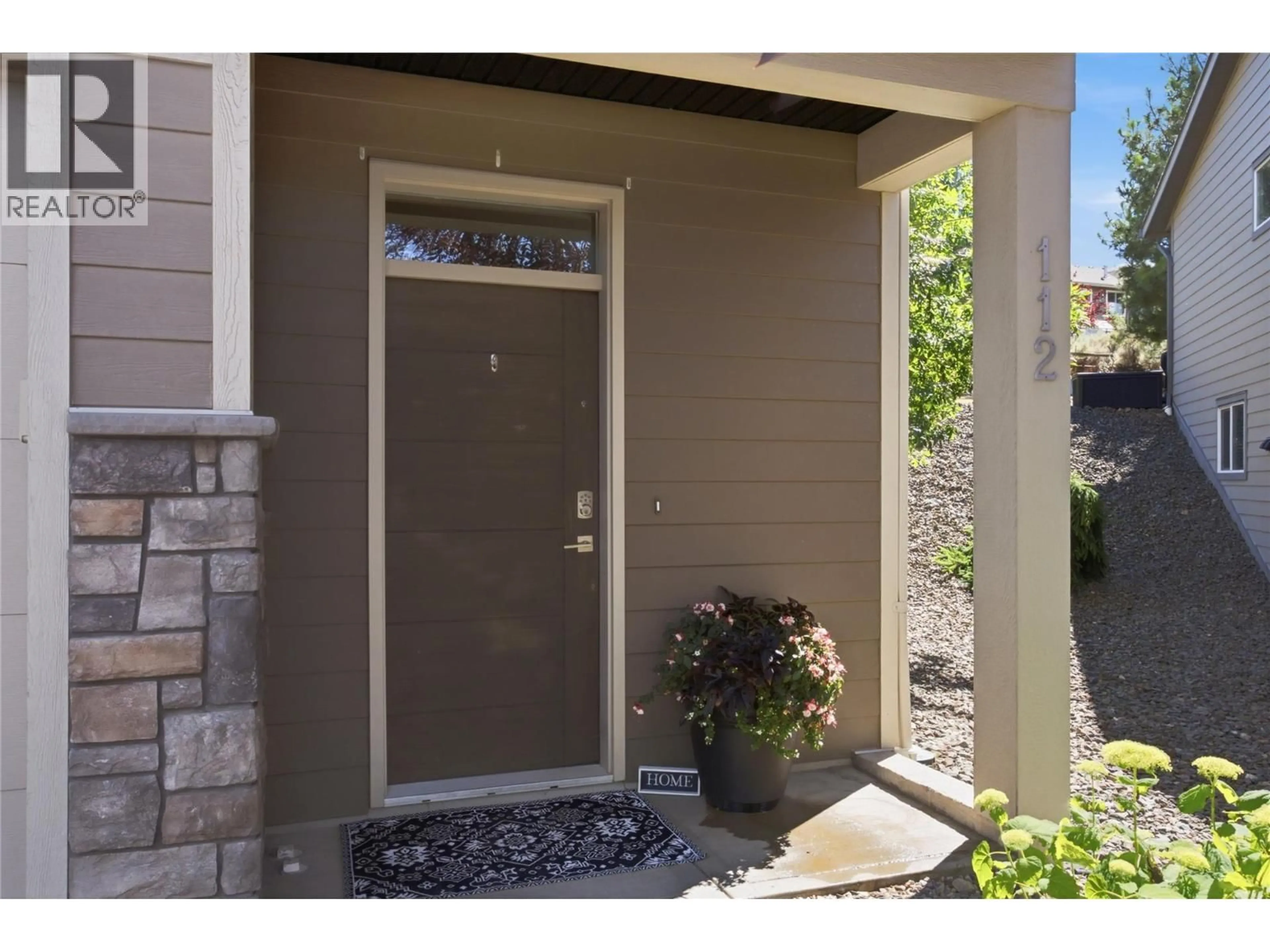 Indoor entryway for 112 - 1993 QU'APPELLE BOULEVARD, Kamloops British Columbia V2E0C2