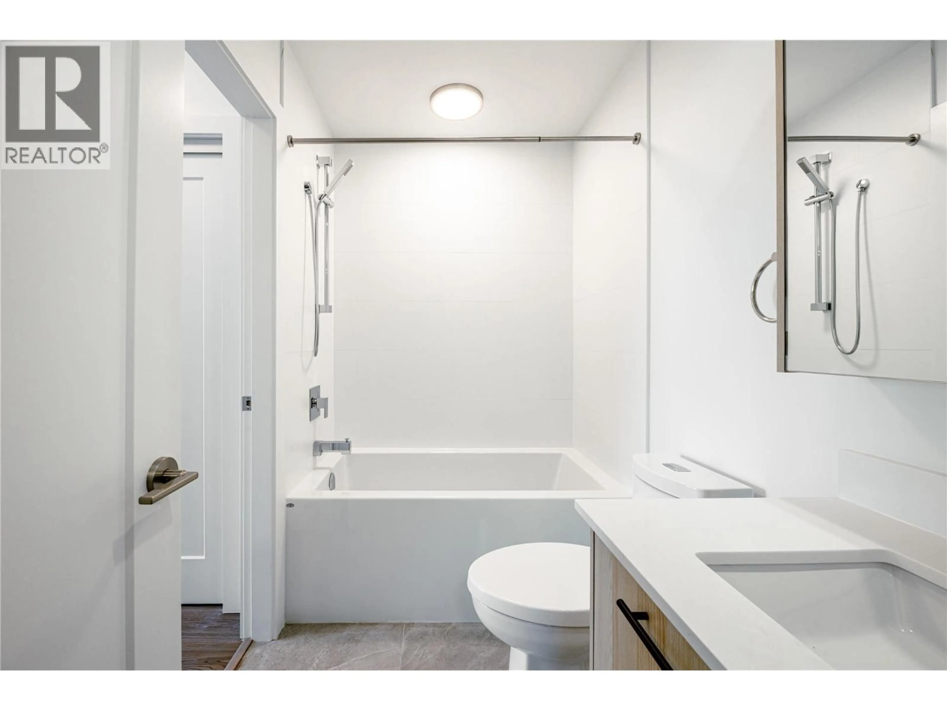 Standard bathroom, ceramic/tile floor for 314 - 1380 PRIDHAM AVENUE, Kelowna British Columbia V1Y6B5
