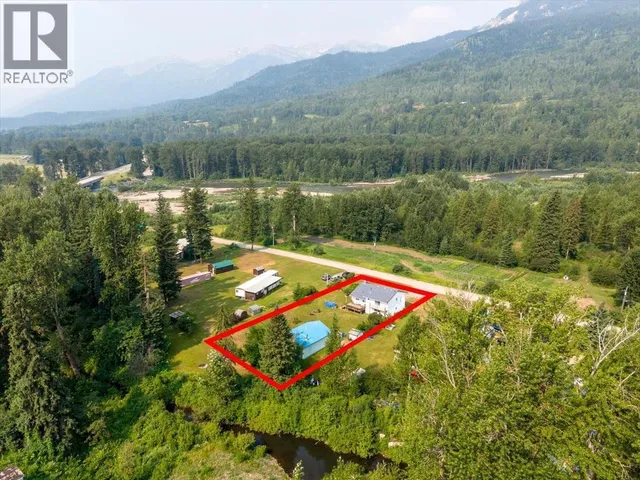 9878 VICTORIA STREET, Fernie 3