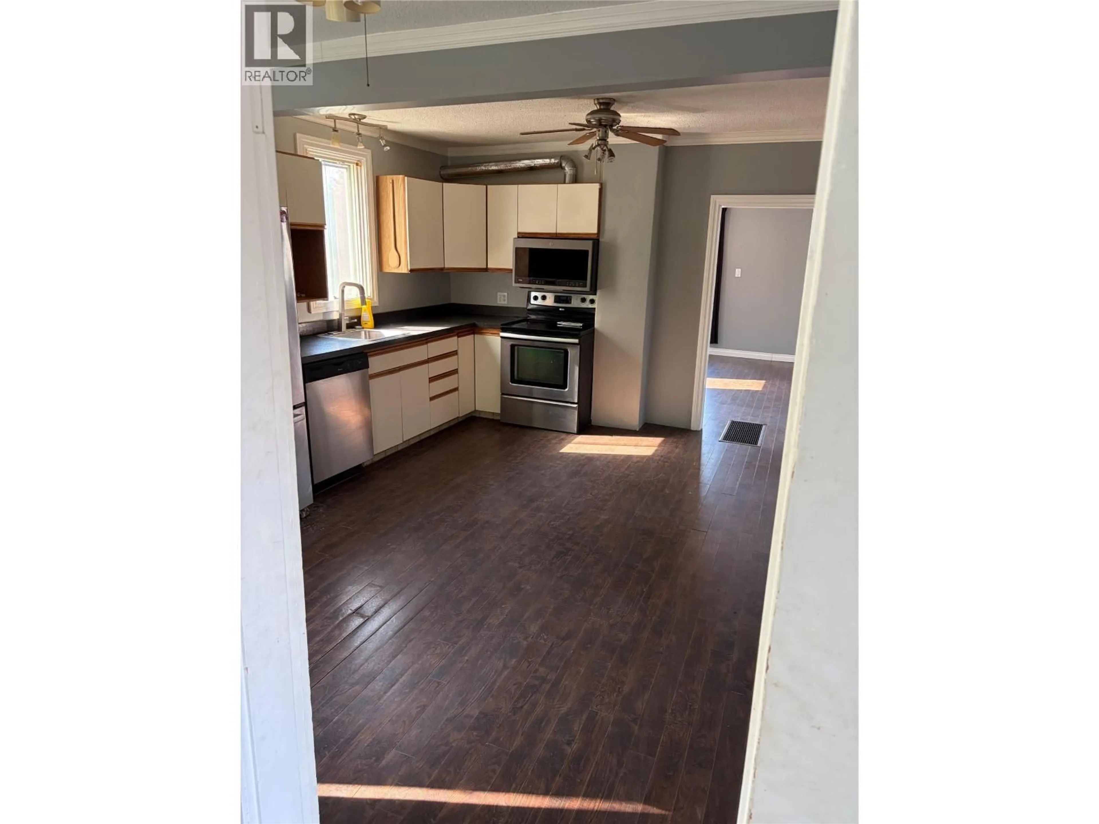 Open concept kitchen, wood/laminate floor for 626 HENDRY STREET, Trail British Columbia V1R3J3