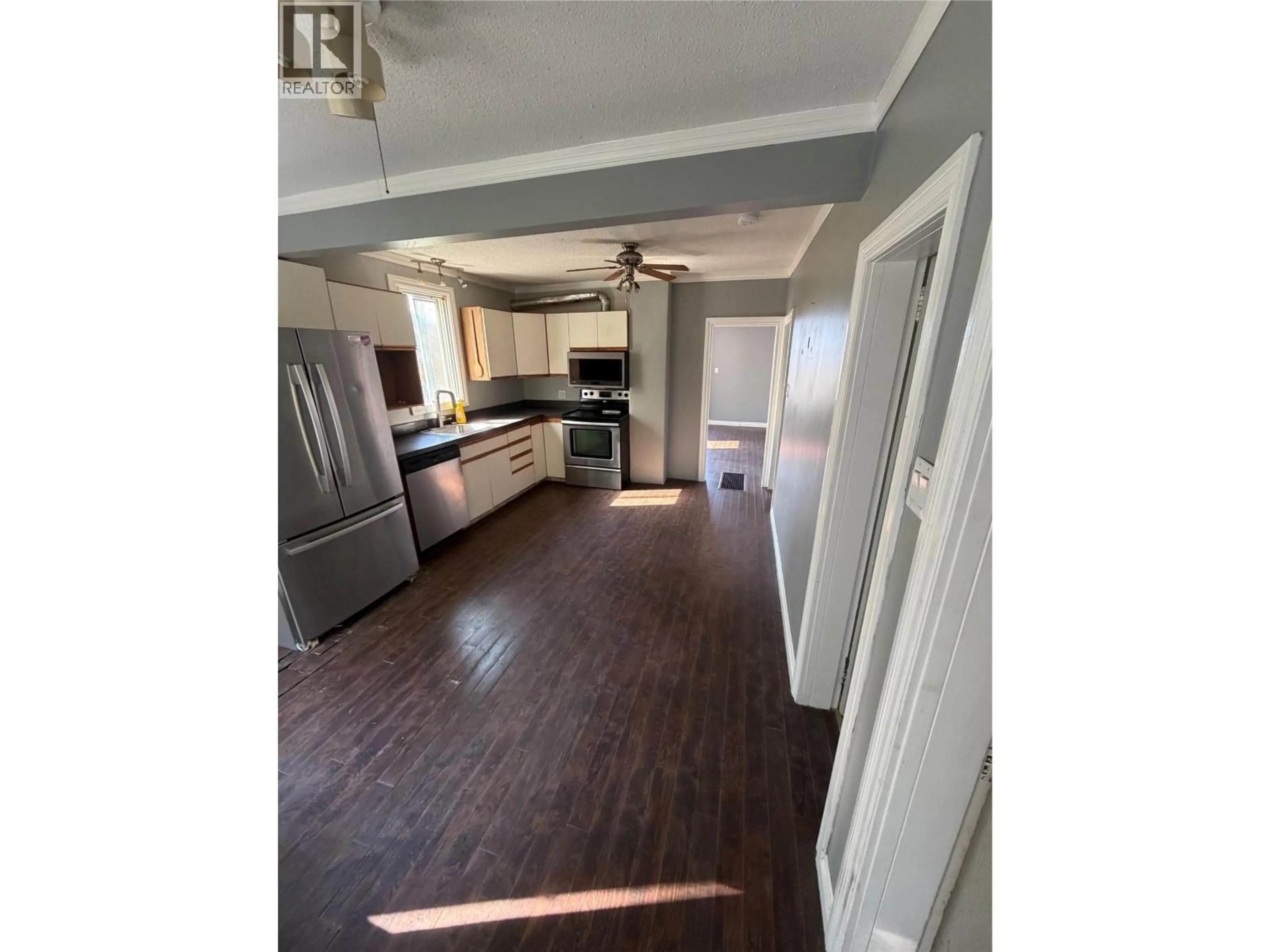 Open concept kitchen, wood/laminate floor for 626 HENDRY STREET, Trail British Columbia V1R3J3