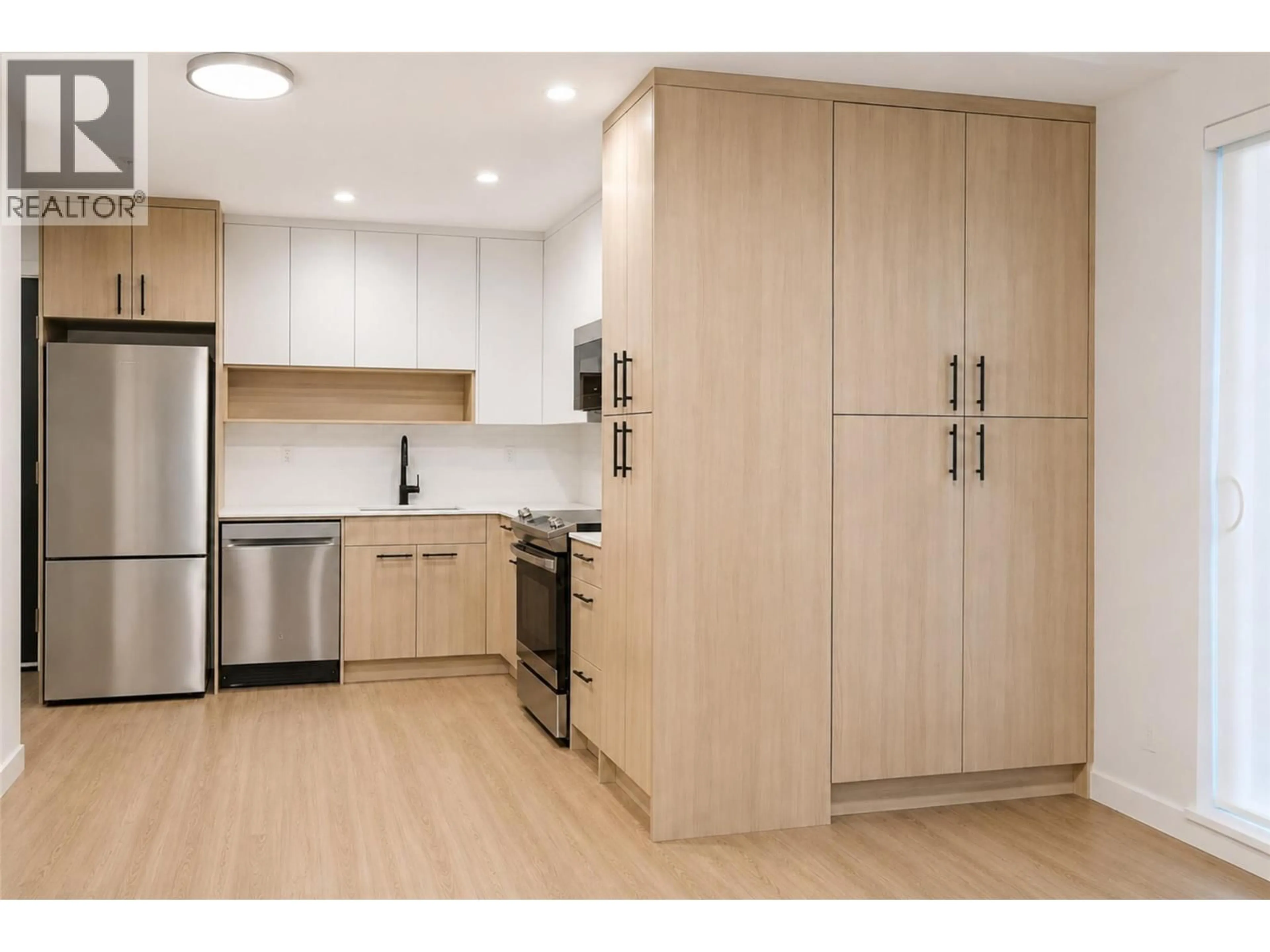 Standard kitchen, wood/laminate floor for 201 - 1380 PRIDHAM AVENUE, Kelowna British Columbia V1Y6B5