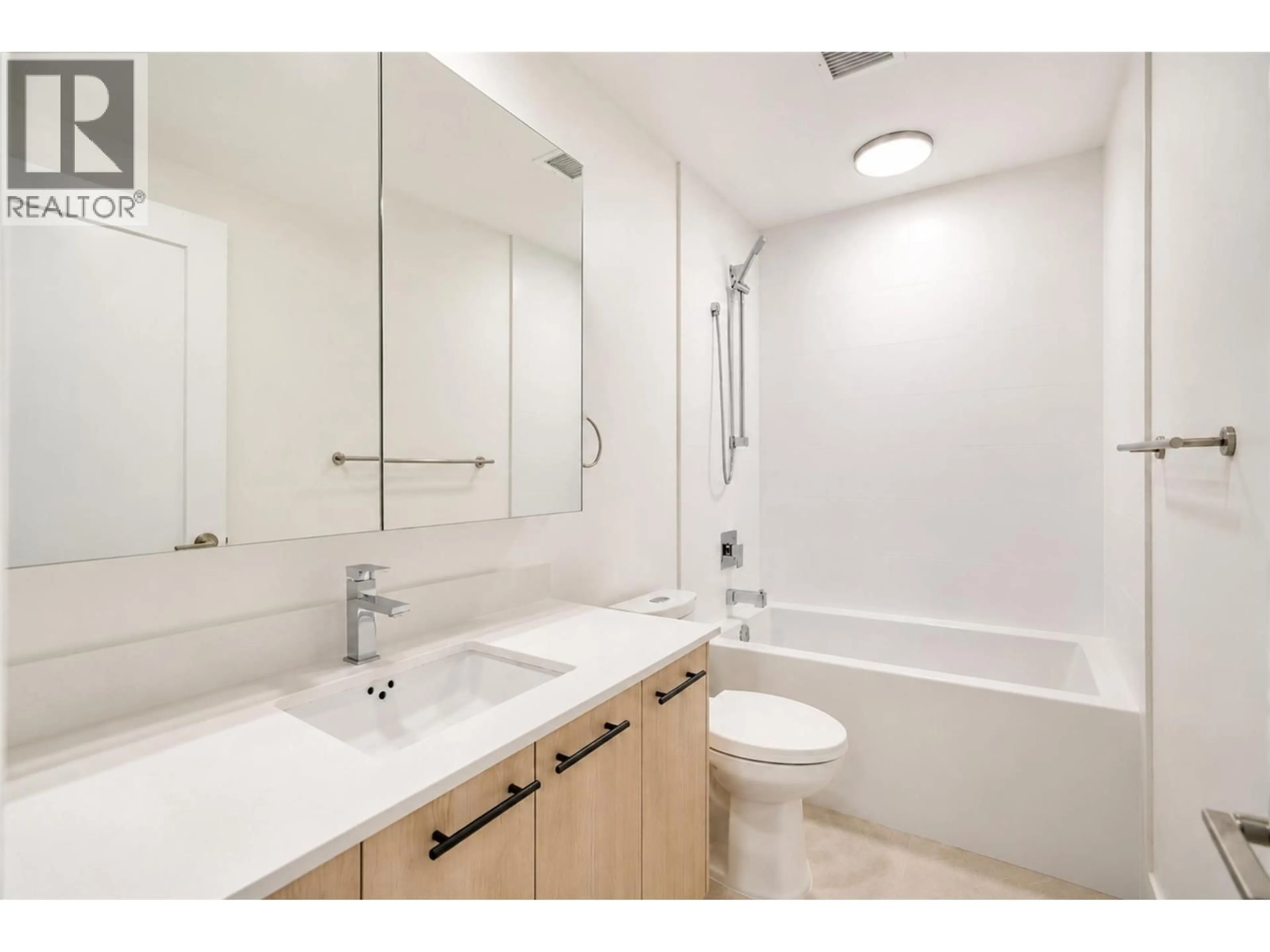 Standard bathroom, ceramic/tile floor for 201 - 1380 PRIDHAM AVENUE, Kelowna British Columbia V1Y6B5