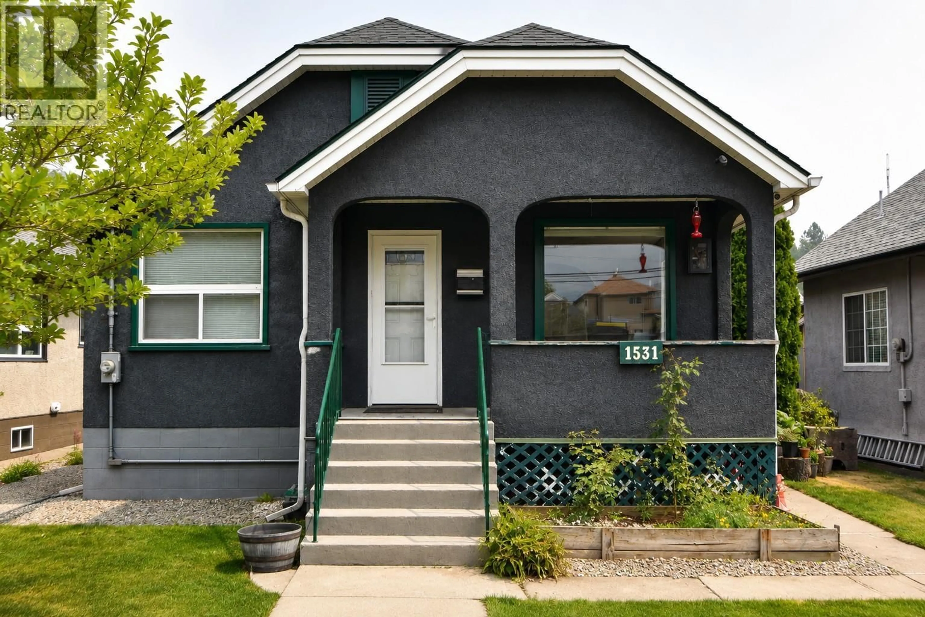 Home with vinyl exterior material, street for 1531 FOURTH AVENUE, Trail British Columbia V1R1S7