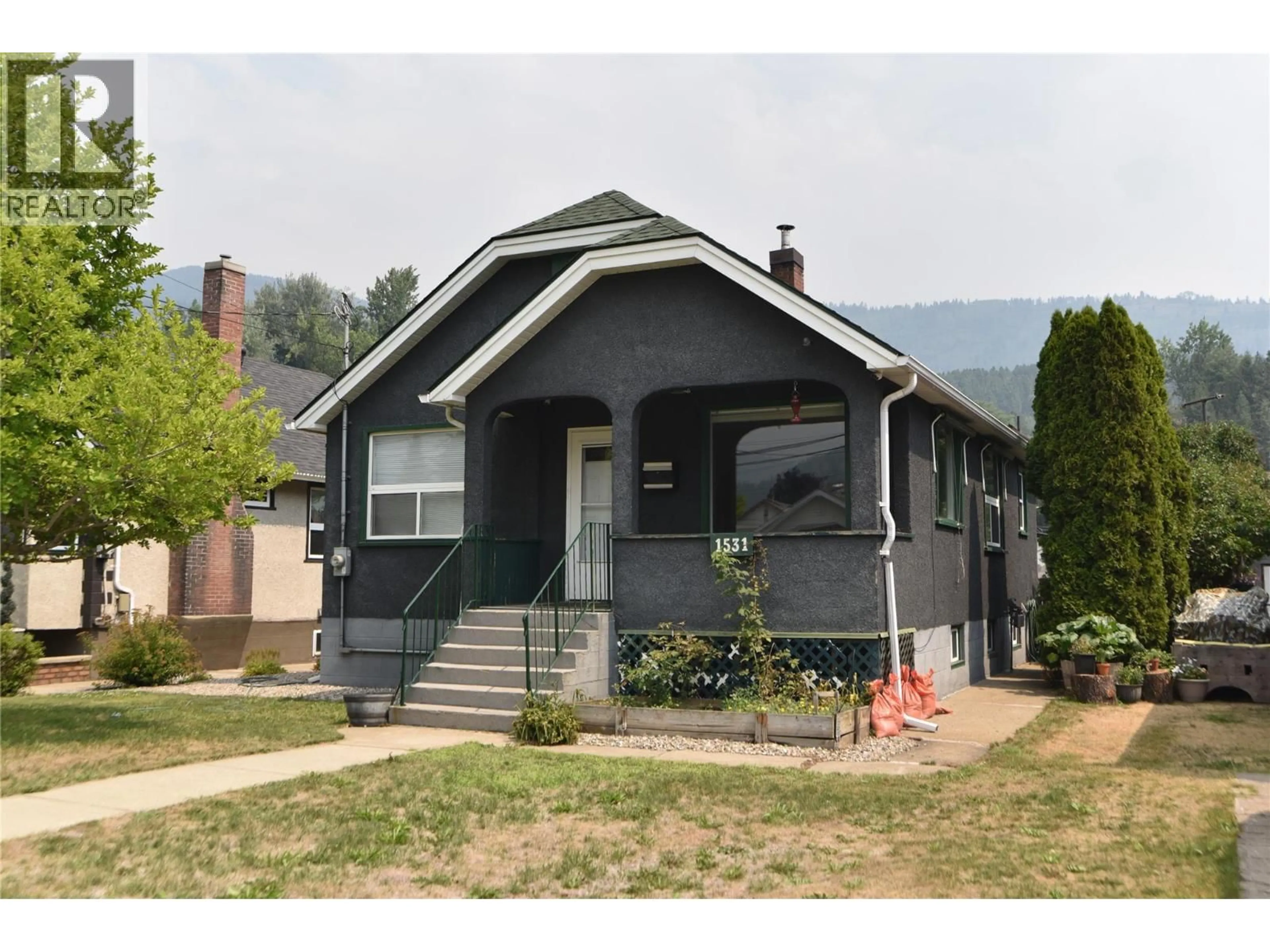 Home with vinyl exterior material, street for 1531 FOURTH AVENUE, Trail British Columbia V1R1S7