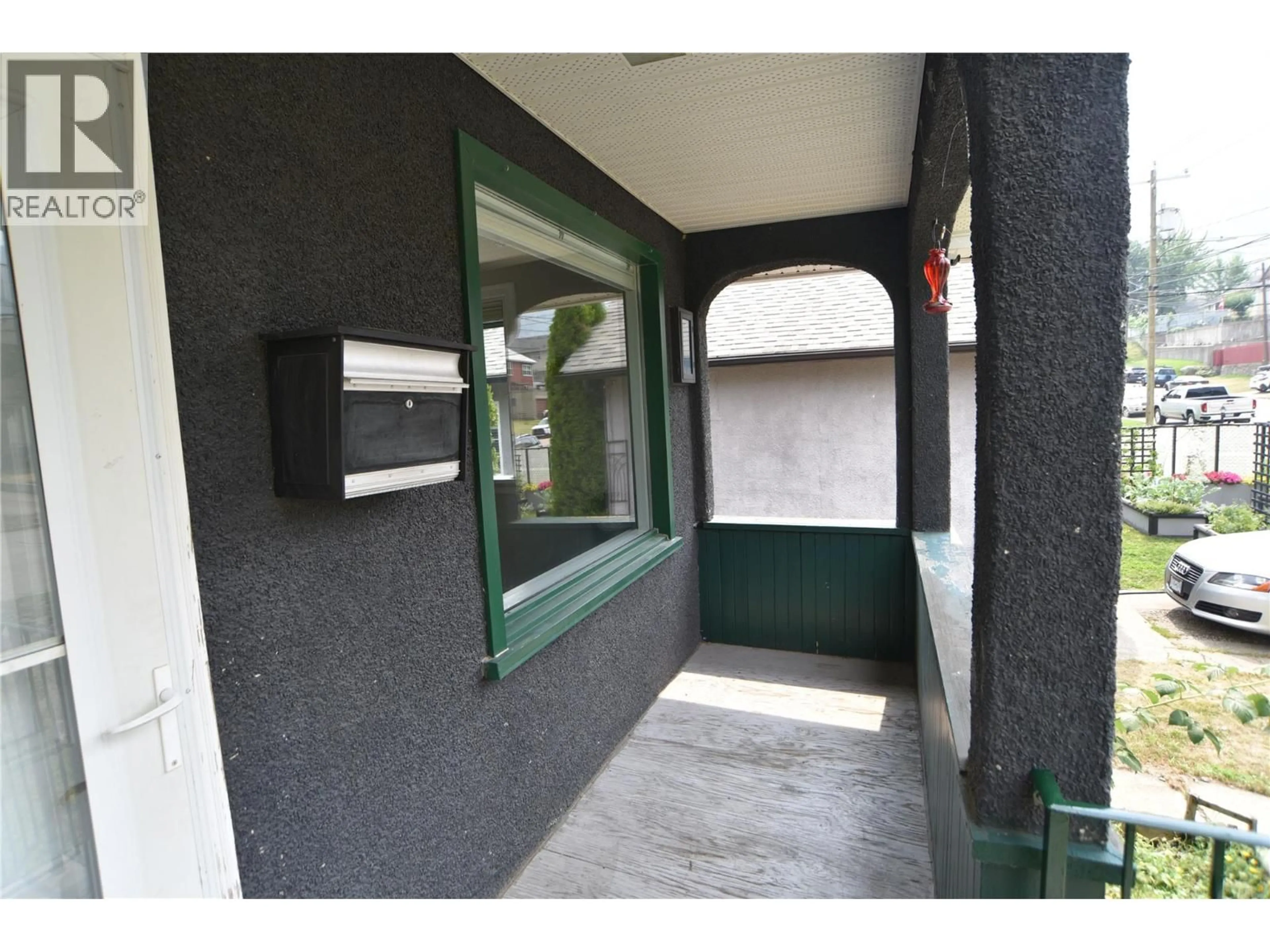 Indoor foyer for 1531 FOURTH AVENUE, Trail British Columbia V1R1S7