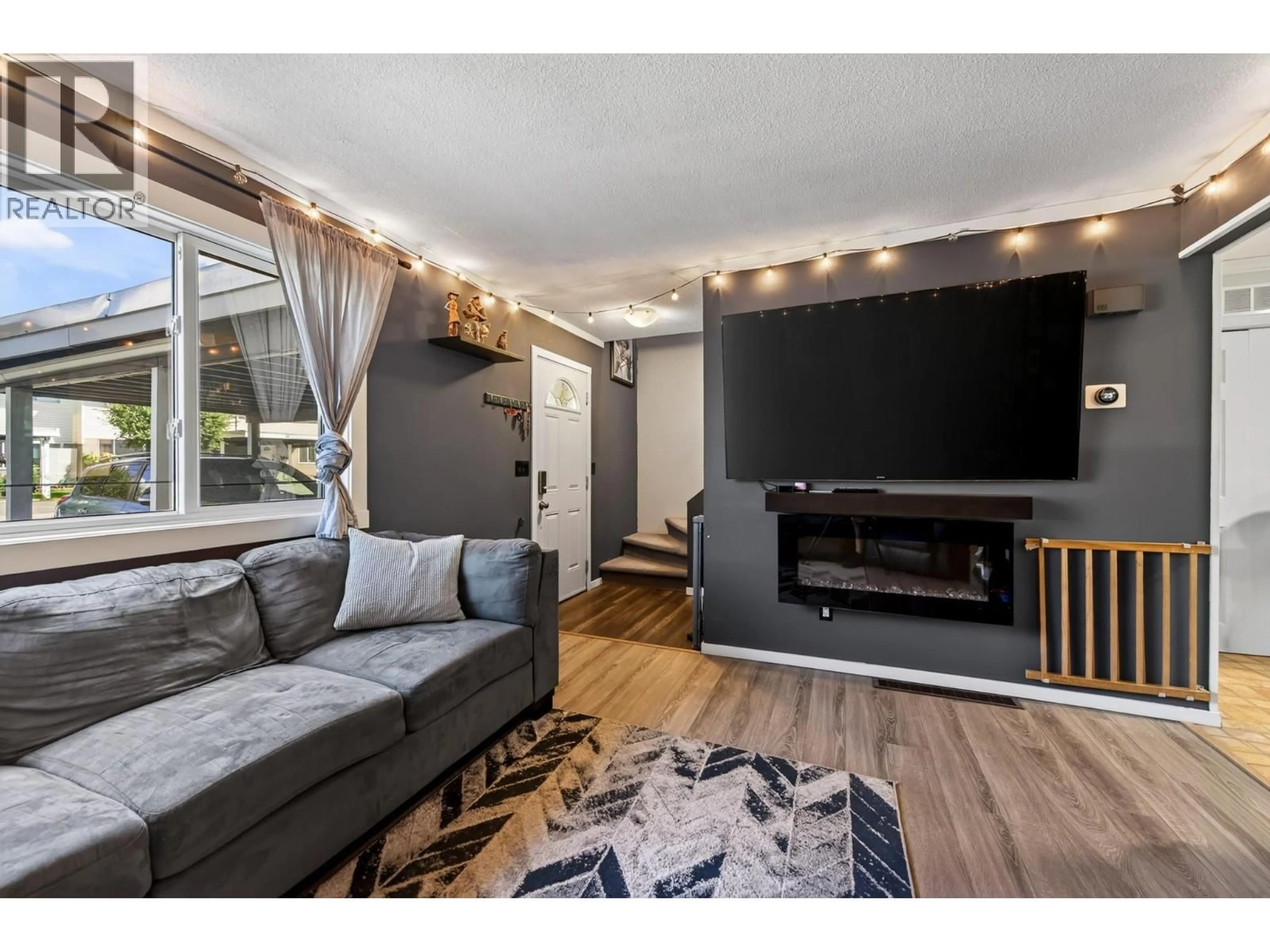Living room with furniture, wood/laminate floor for 6 - 1173 PONLEN STREET, Kamloops British Columbia V2B5N4
