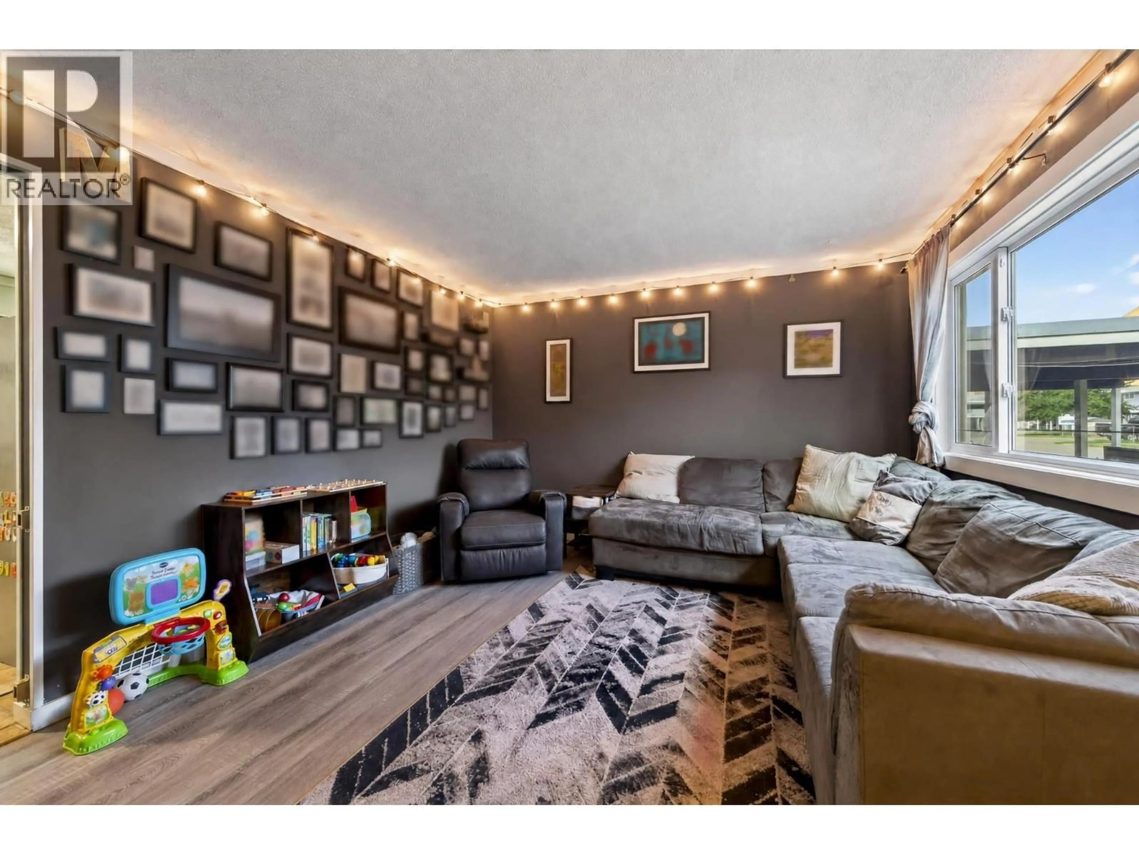 Living room with furniture, wood/laminate floor for 6 - 1173 PONLEN STREET, Kamloops British Columbia V2B5N4