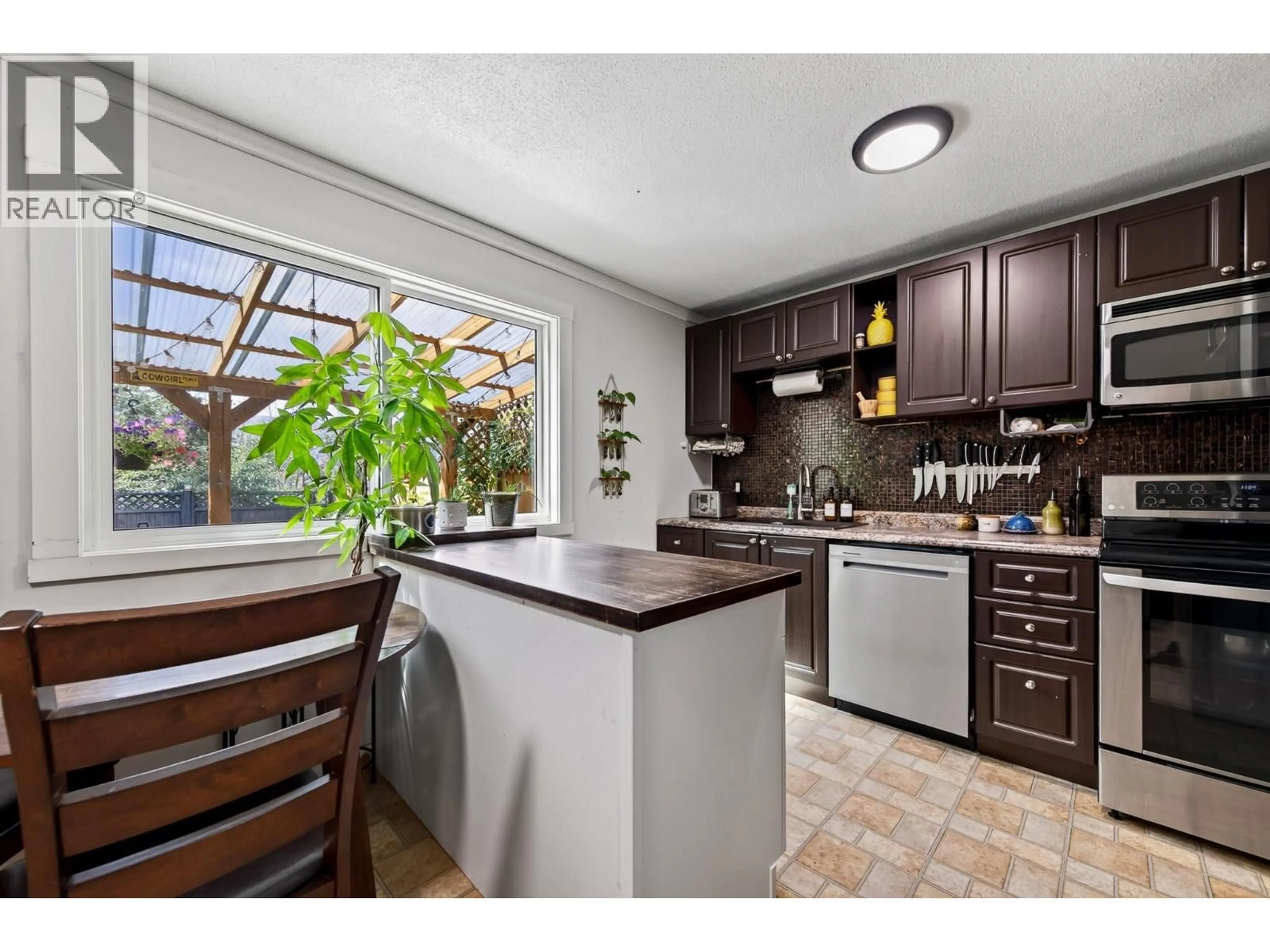 Open concept kitchen, ceramic/tile floor for 6 - 1173 PONLEN STREET, Kamloops British Columbia V2B5N4