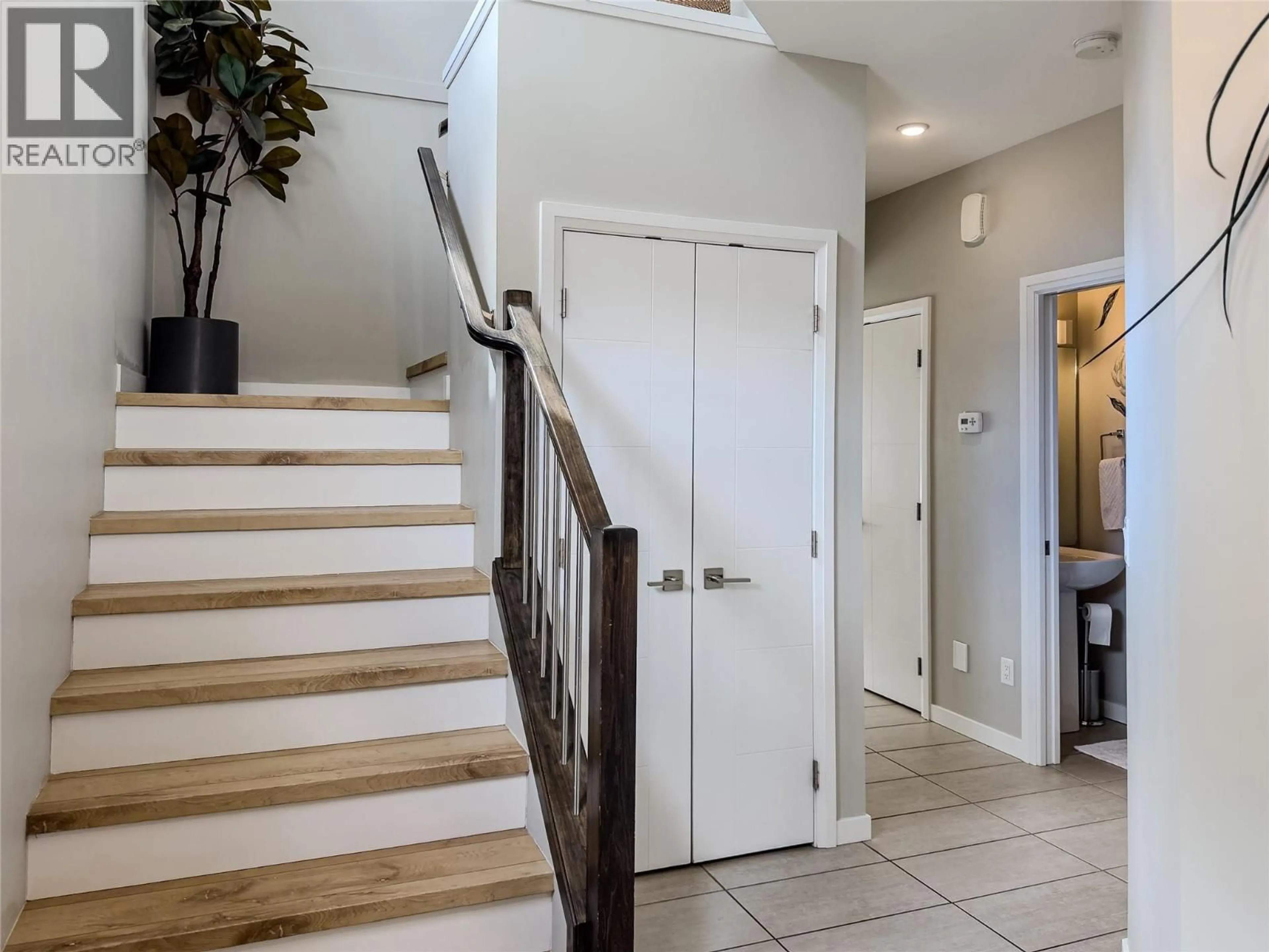Indoor entryway for 137 - 1993 QU'APPELLE BOULEVARD, Kamloops British Columbia V2E0C2