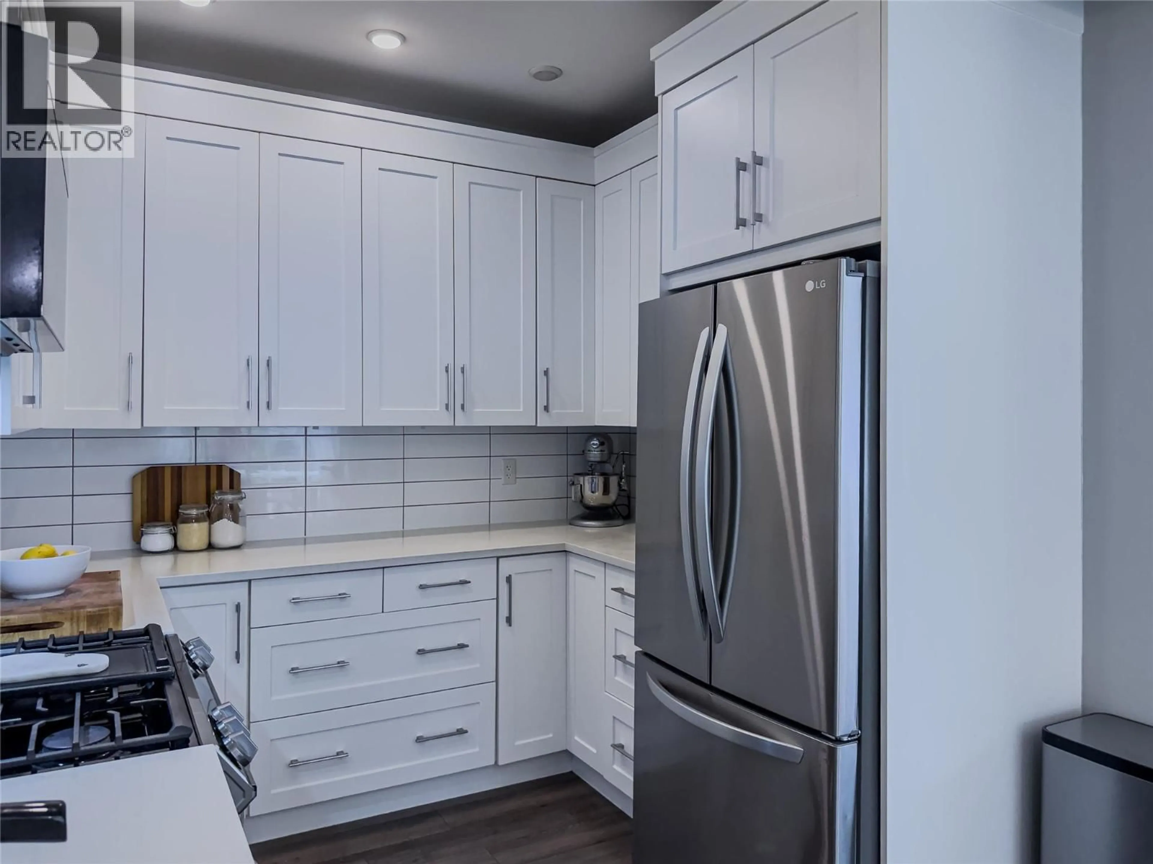 Contemporary kitchen, unknown for 137 - 1993 QU'APPELLE BOULEVARD, Kamloops British Columbia V2E0C2