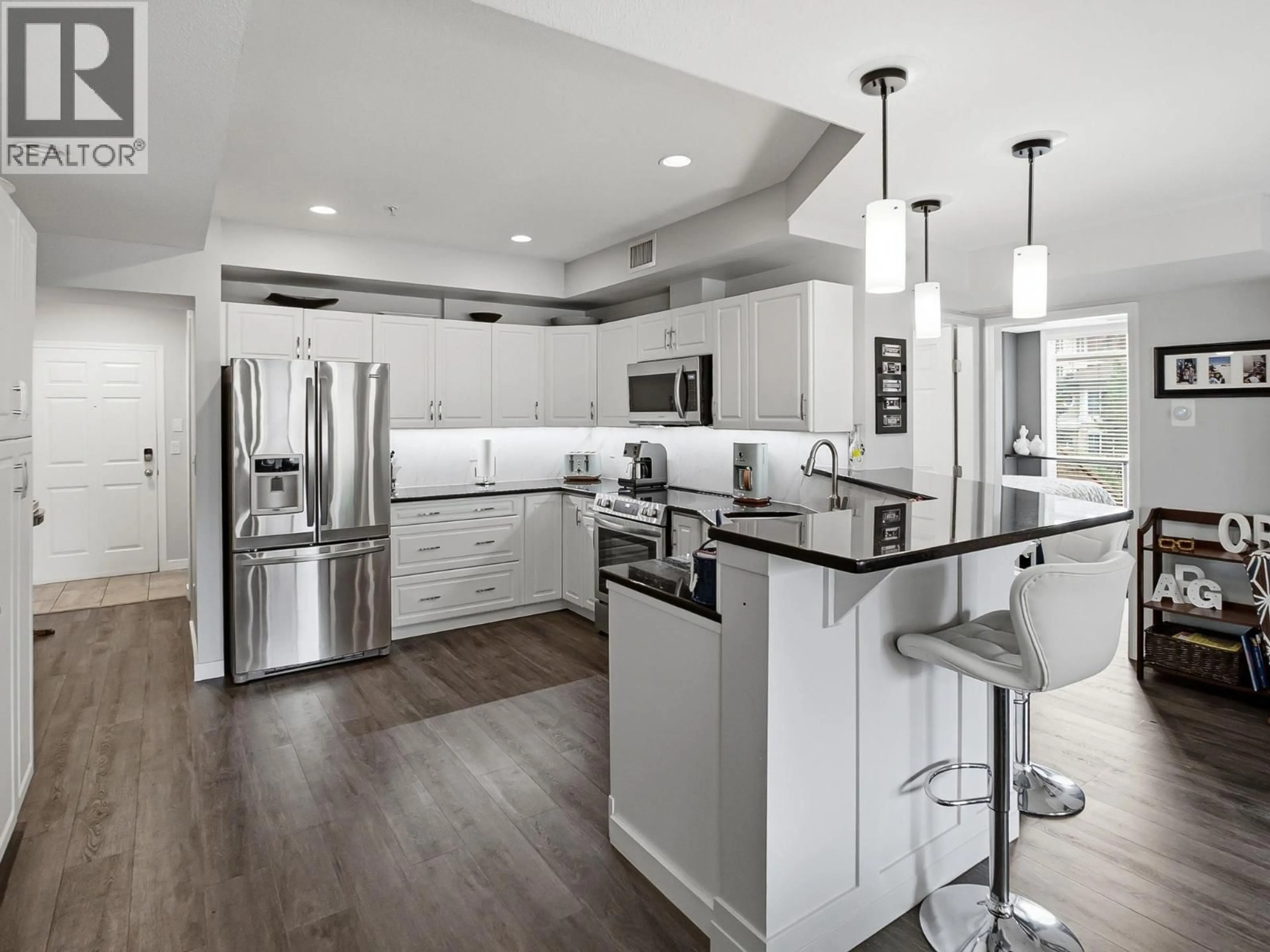 Contemporary kitchen, unknown for 242 - 1088 SUNSET DRIVE, Kelowna British Columbia V1Y9W1