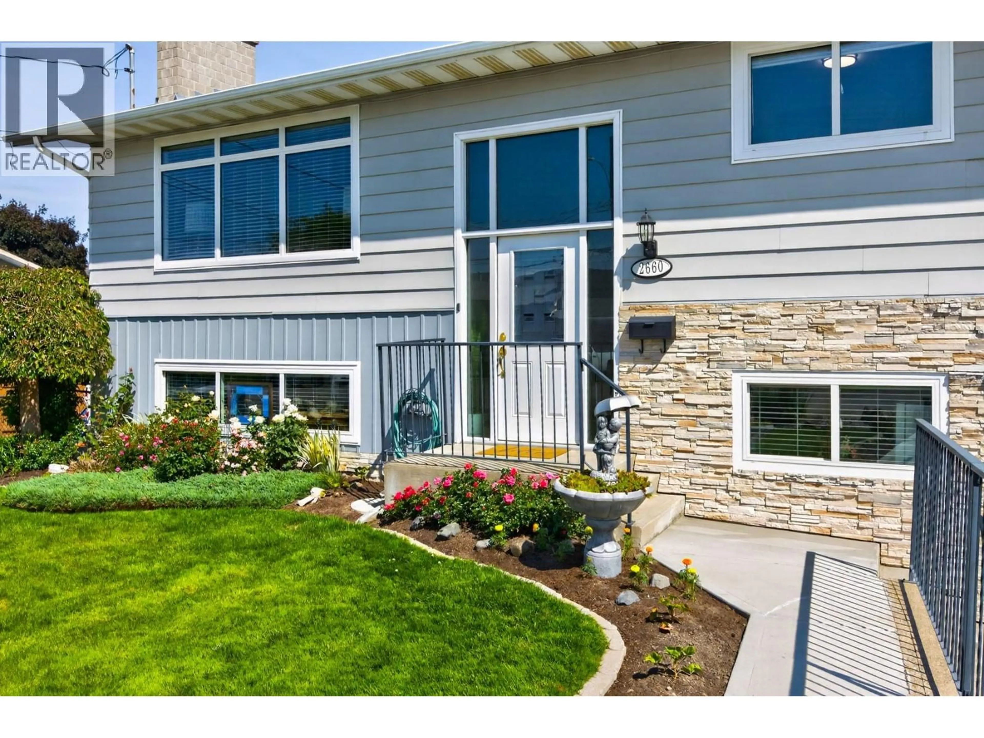 Home with vinyl exterior material, street for 2660 ARGYLE AVENUE, Kamloops British Columbia V2B4T8