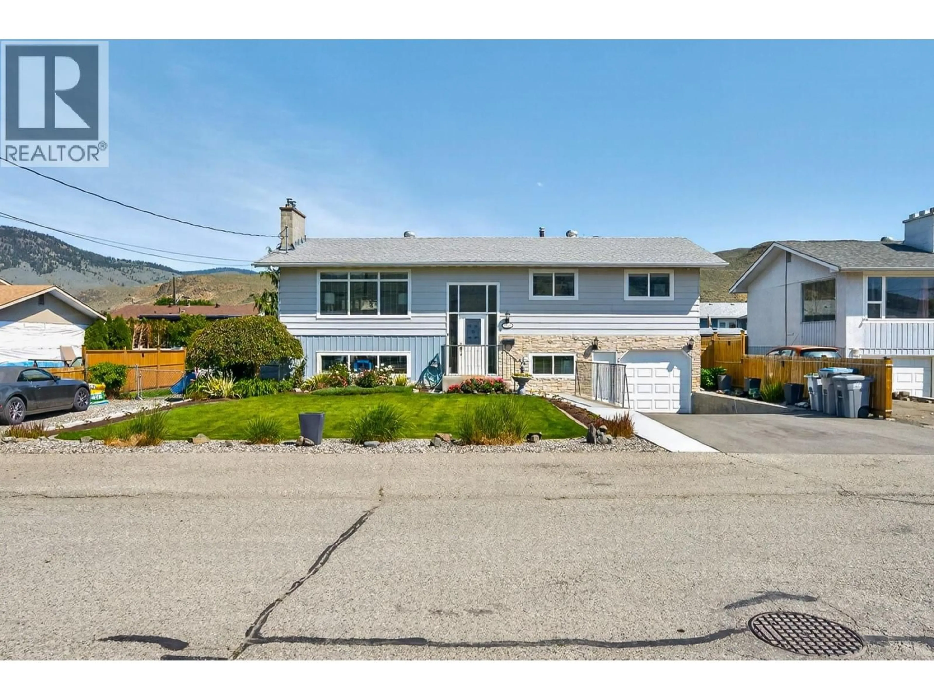 Home with vinyl exterior material, street for 2660 ARGYLE AVENUE, Kamloops British Columbia V2B4T8