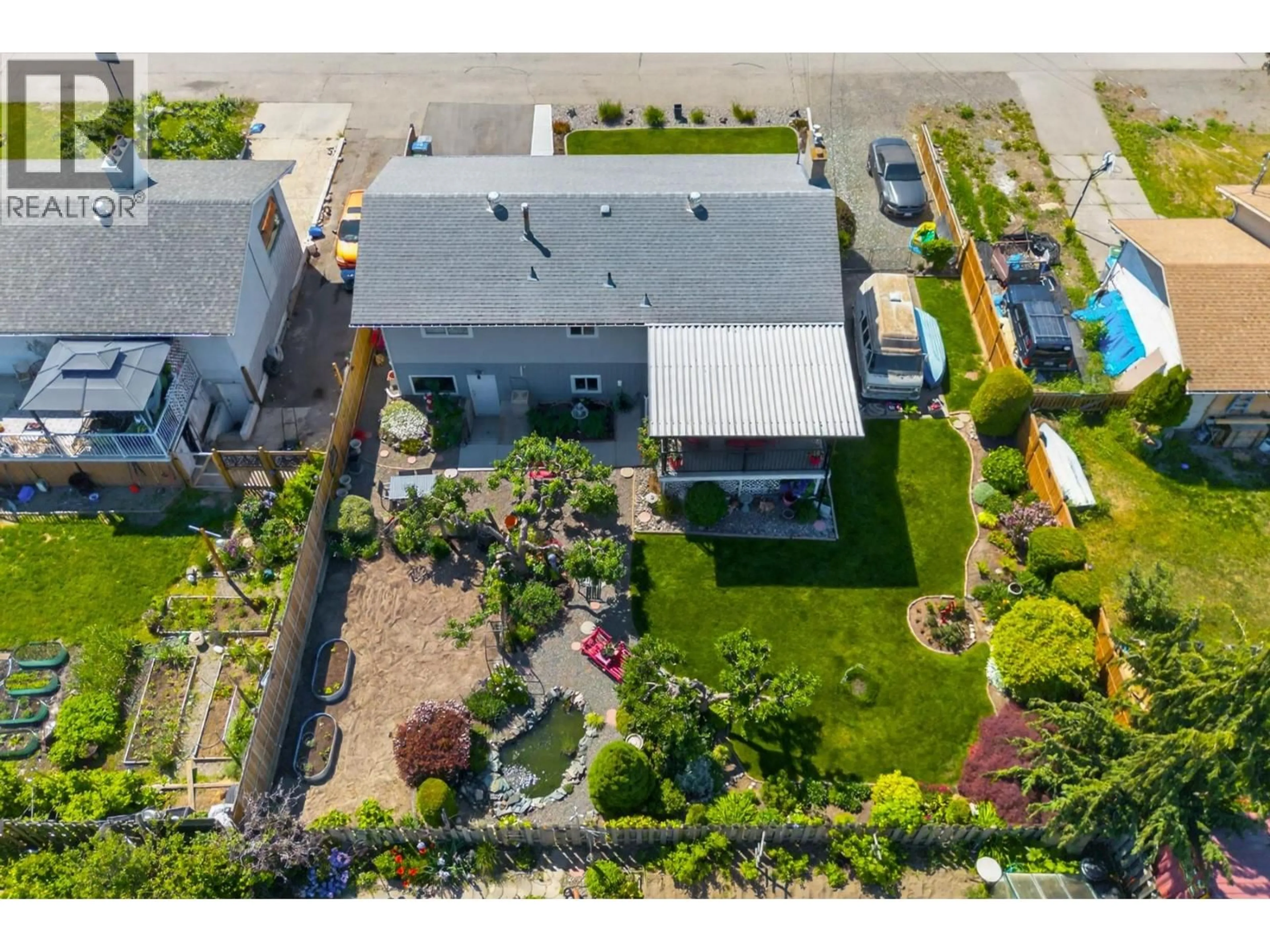 A pic from outside/outdoor area/front of a property/back of a property/a pic from drone, building for 2660 ARGYLE AVENUE, Kamloops British Columbia V2B4T8