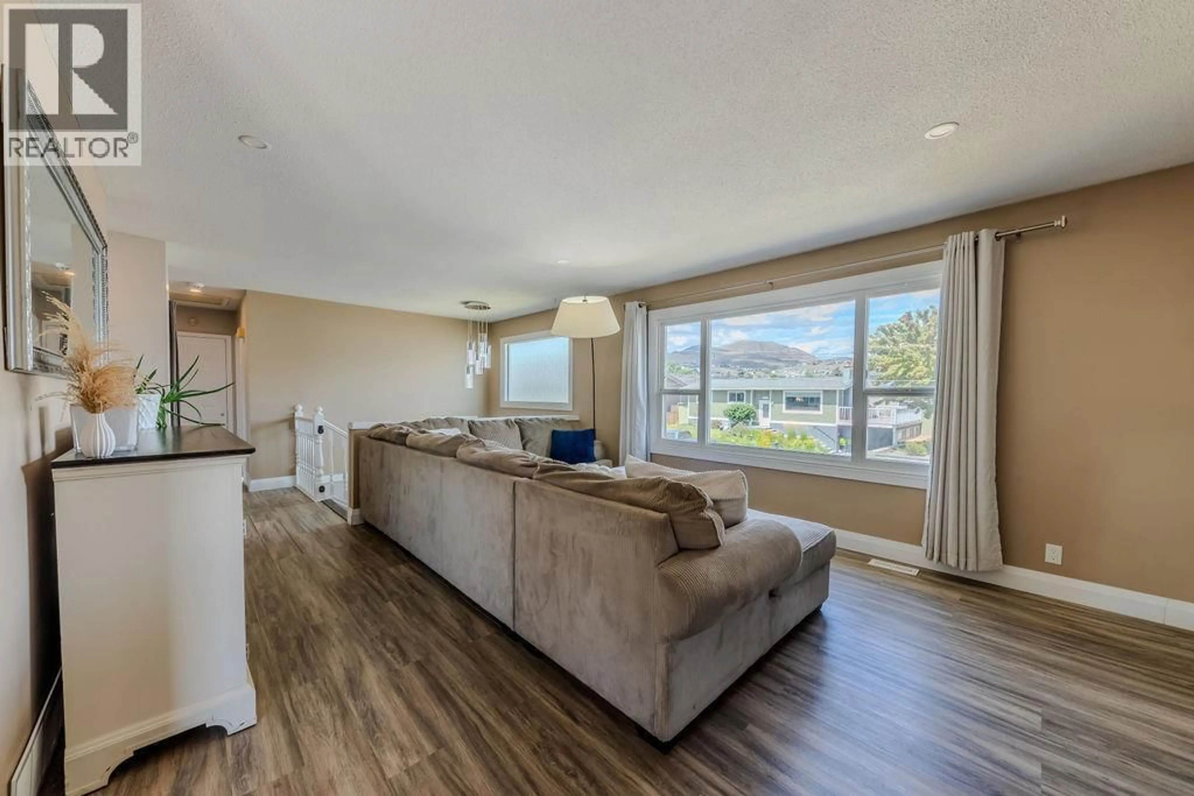 Living room with furniture, wood/laminate floor for 667 CUMBERLAND AVENUE, Kamloops British Columbia V2B1Z1