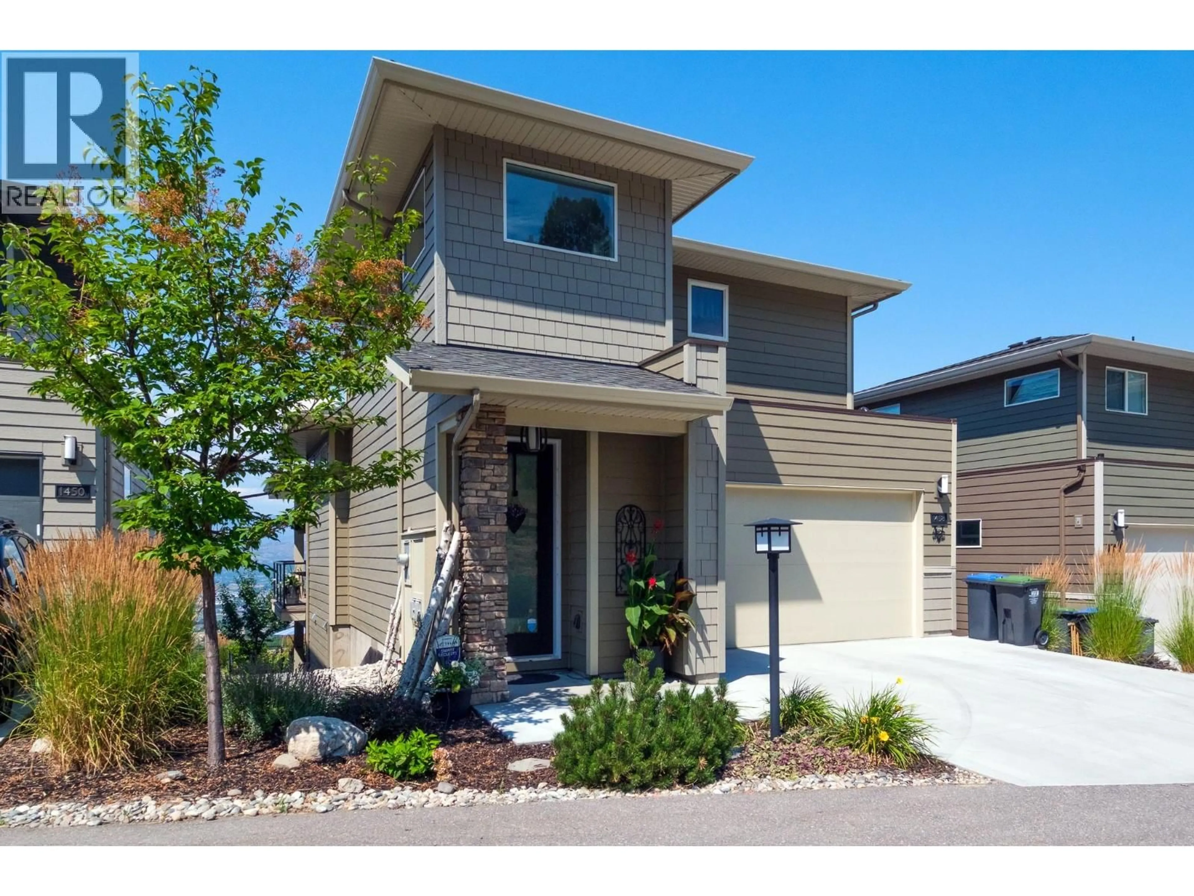 Home with vinyl exterior material, street for 1458 SUMMER CRESCENT, Kelowna British Columbia V1P1T8