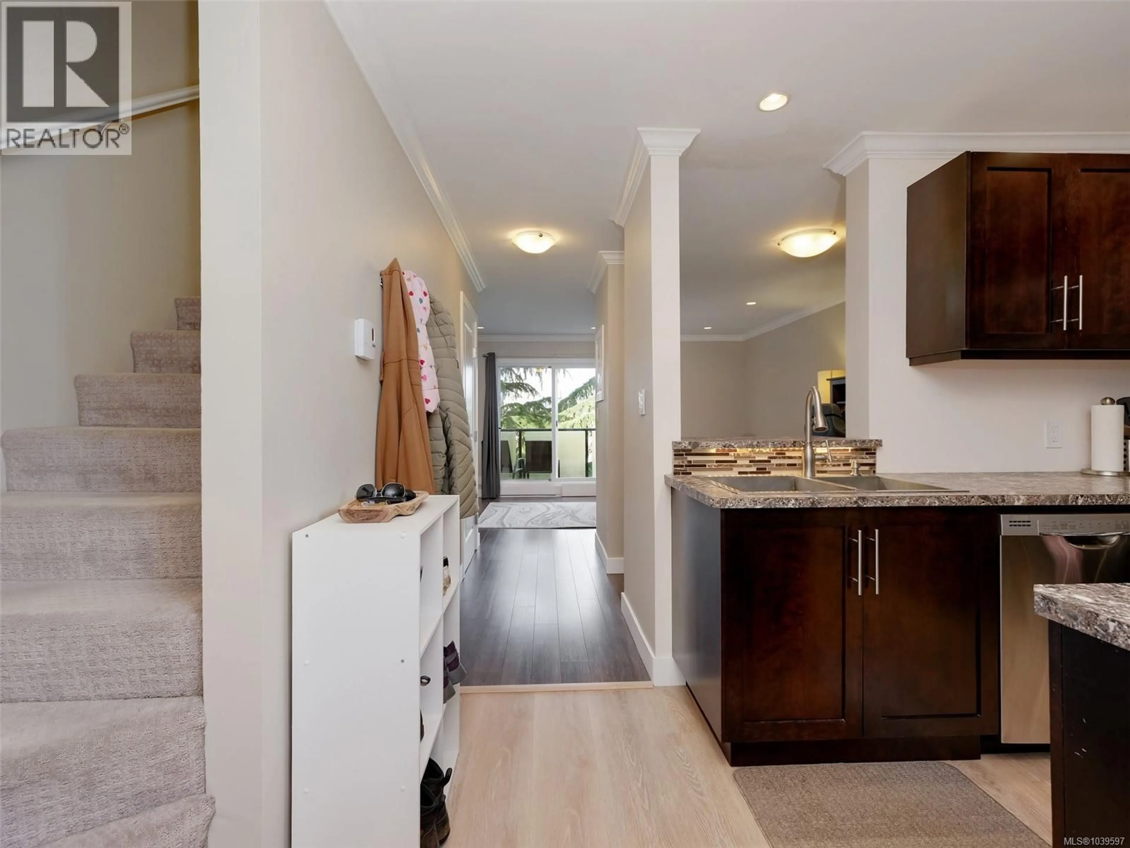 Indoor entryway for 201 - 991 CLOVERDALE AVENUE, Saanich British Columbia V8X2T5