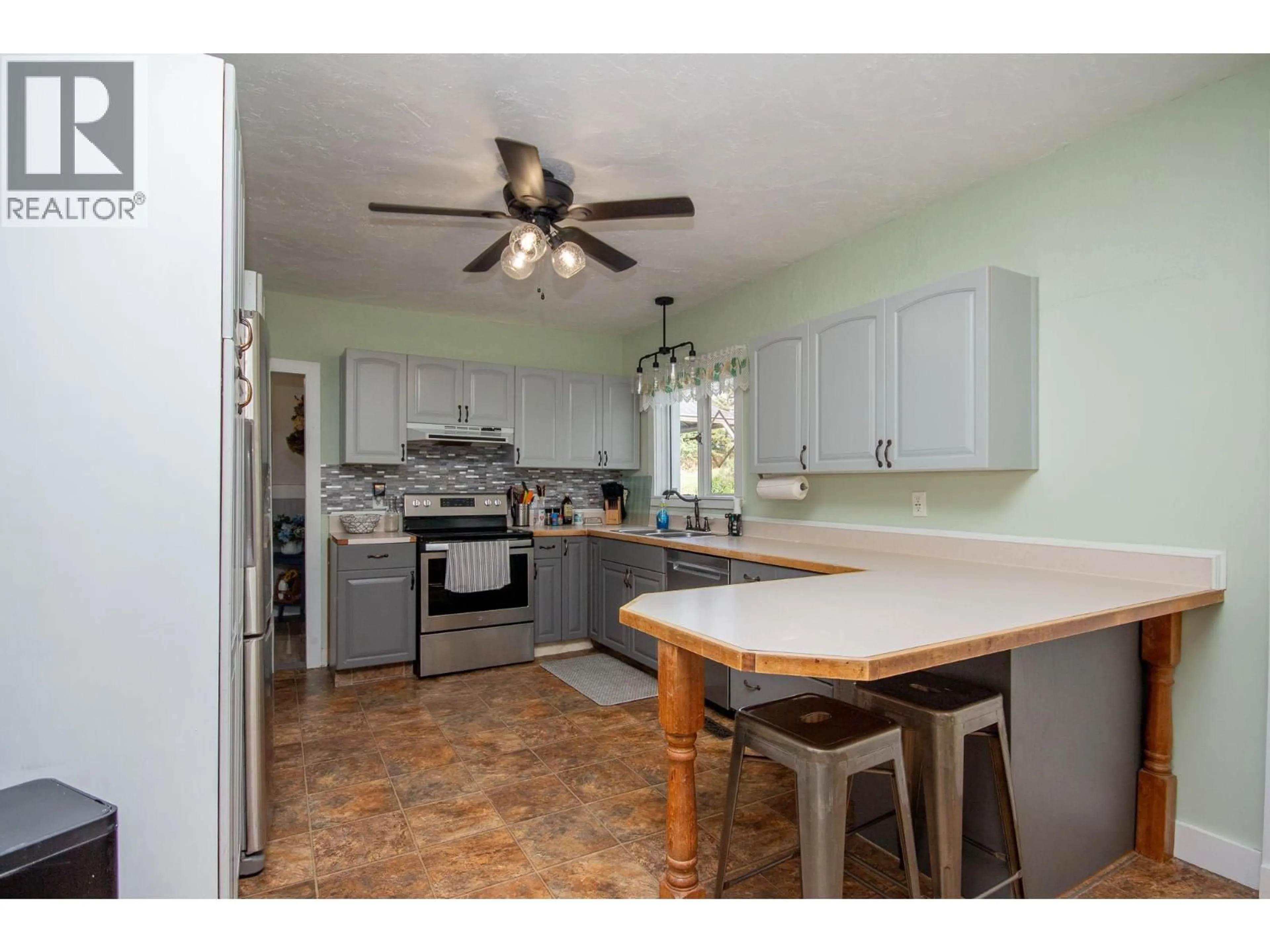 Open concept kitchen, ceramic/tile floor for 2300 CHILTON OTHER, Dawson Creek British Columbia V1G0B9