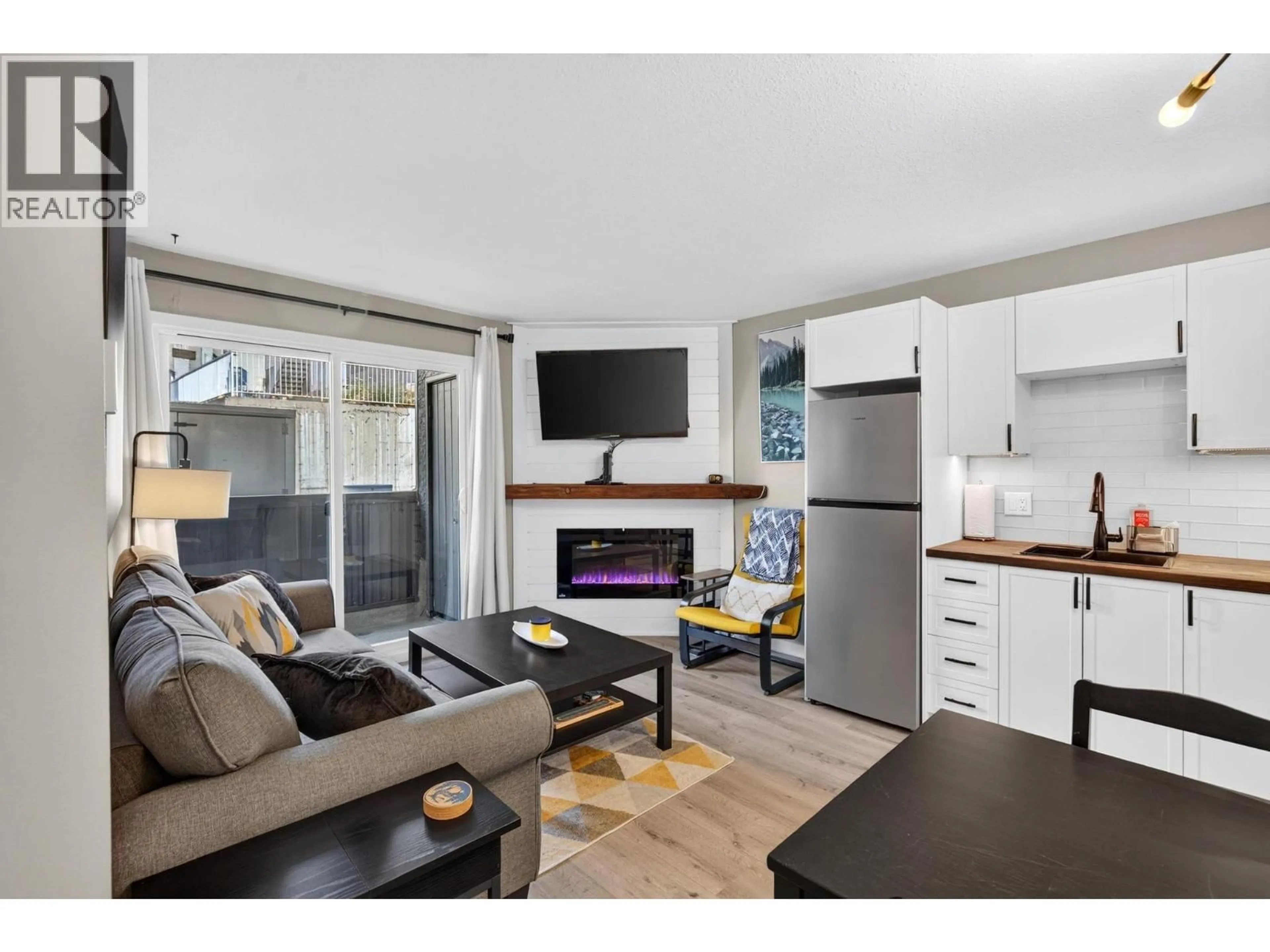 Living room with furniture, wood/laminate floor for 206 - 20 KETTLE VIEW ROAD, Big White British Columbia V1P1T4