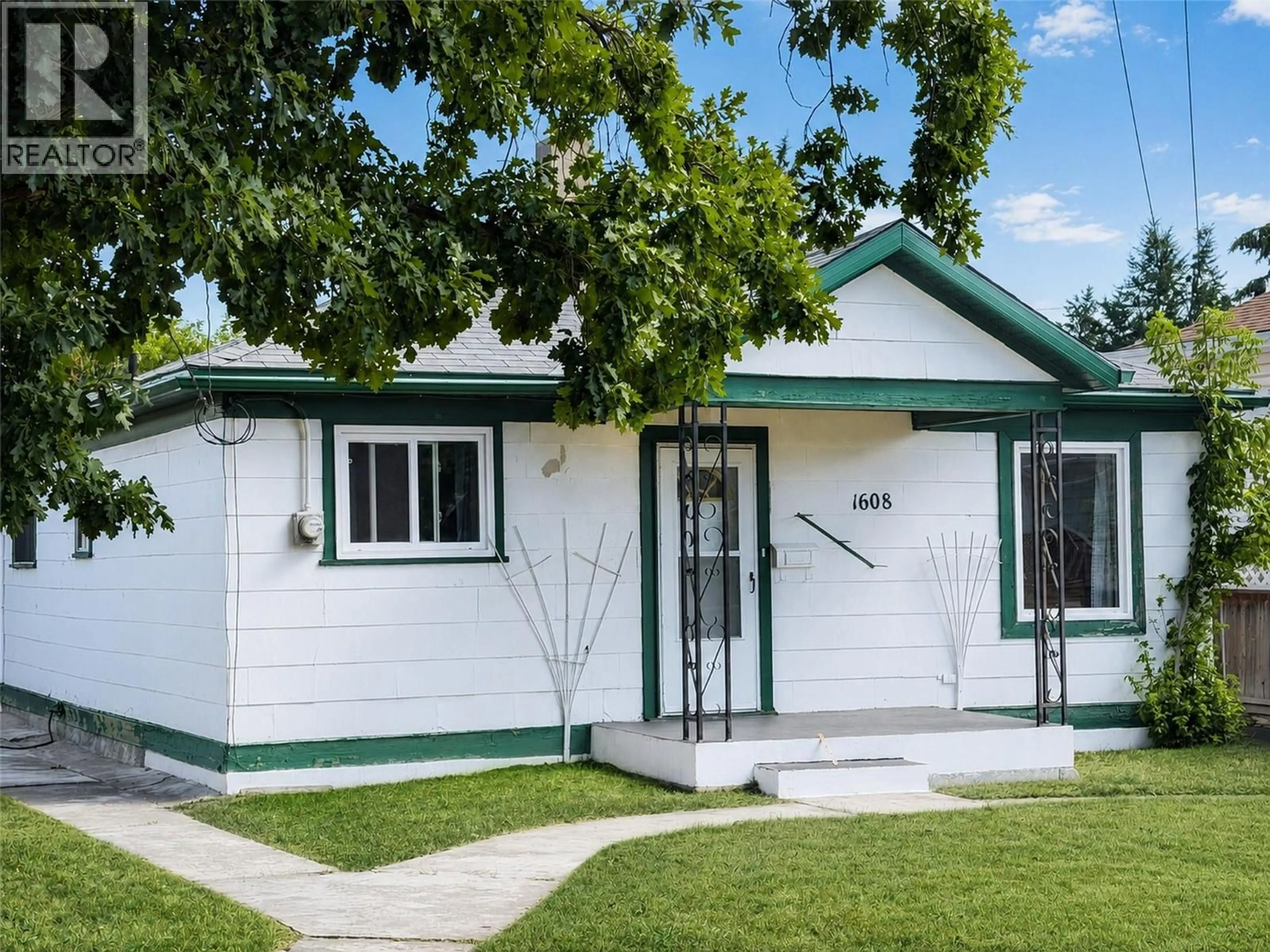Home with vinyl exterior material, street for 1608 4TH STREET NORTH, Cranbrook British Columbia V1C3L1