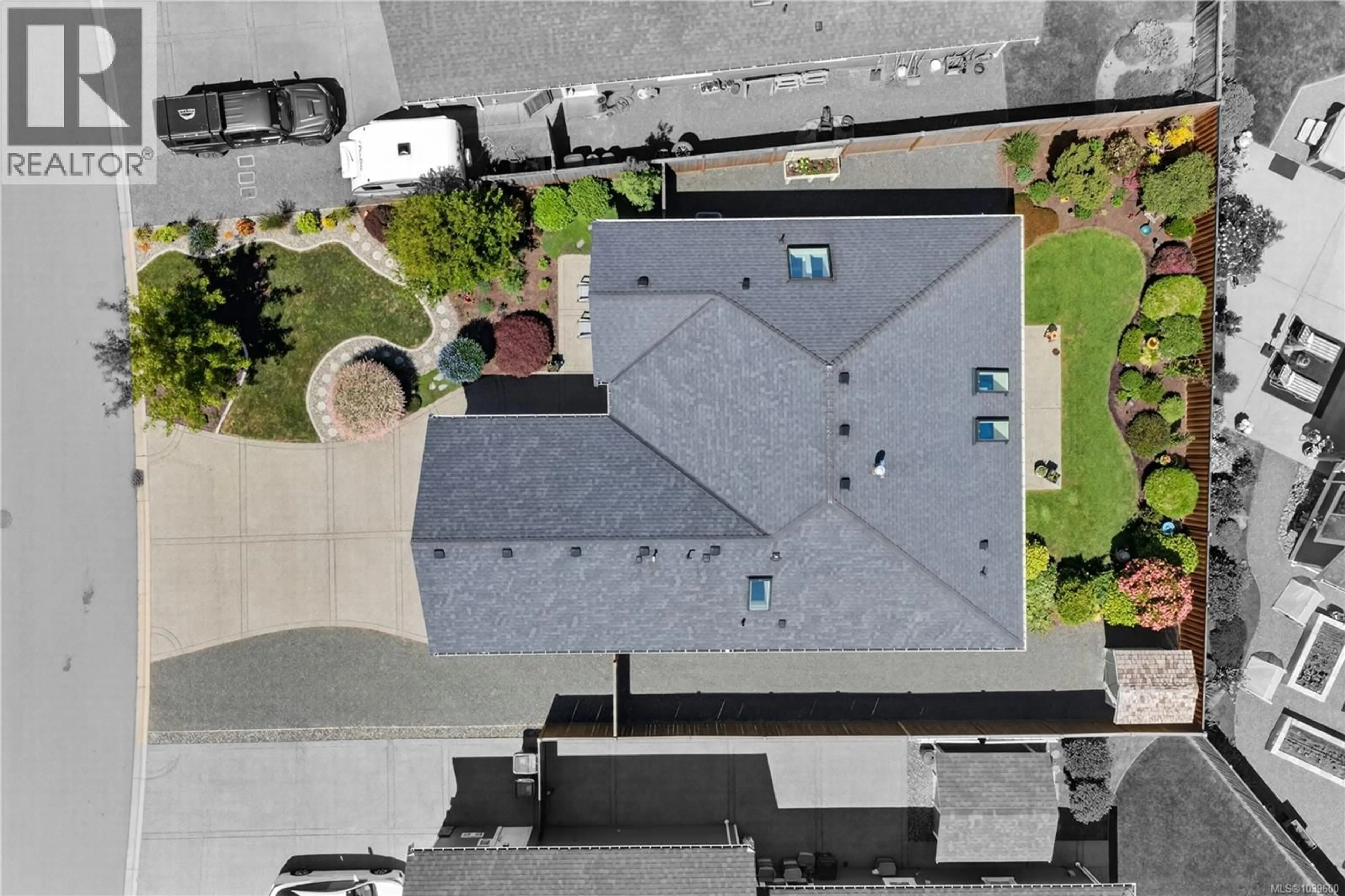A pic from outside/outdoor area/front of a property/back of a property/a pic from drone, street for 474 RIDGEFIELD DRIVE, Parksville British Columbia V9P0E2