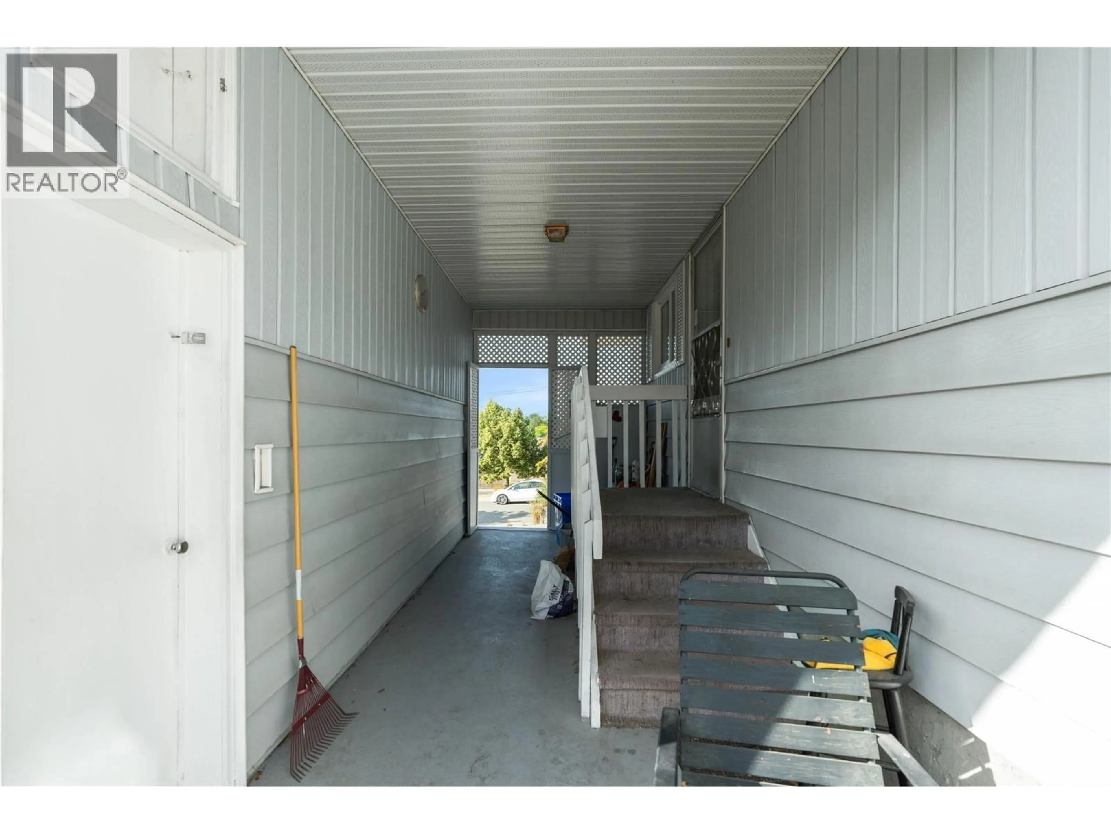 Indoor foyer for 2004 29TH CRESCENT CRESCENT, Vernon British Columbia V1T1Y5