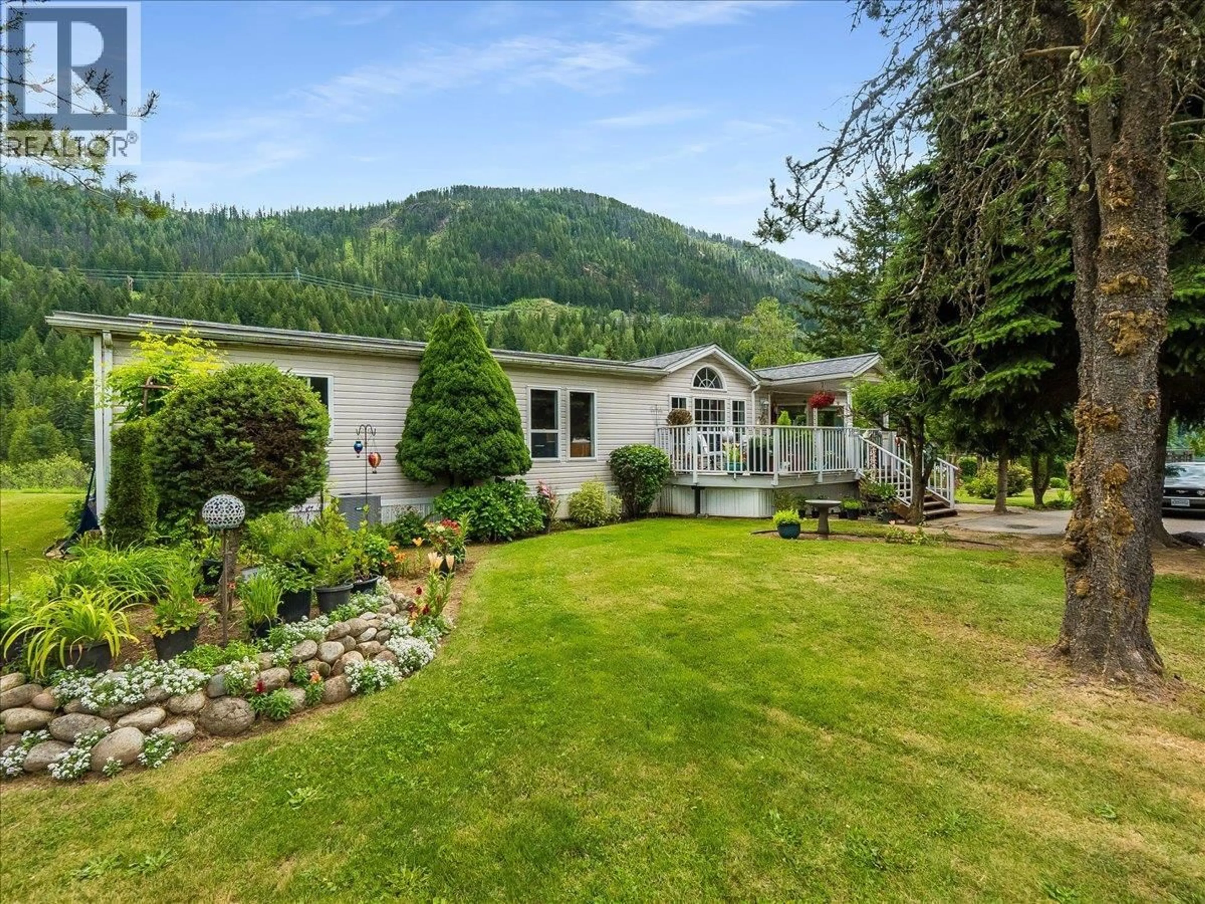 A pic from outside/outdoor area/front of a property/back of a property/a pic from drone, mountain view for 896 MCHARDY ROAD, Shoreacres British Columbia V1N4P9