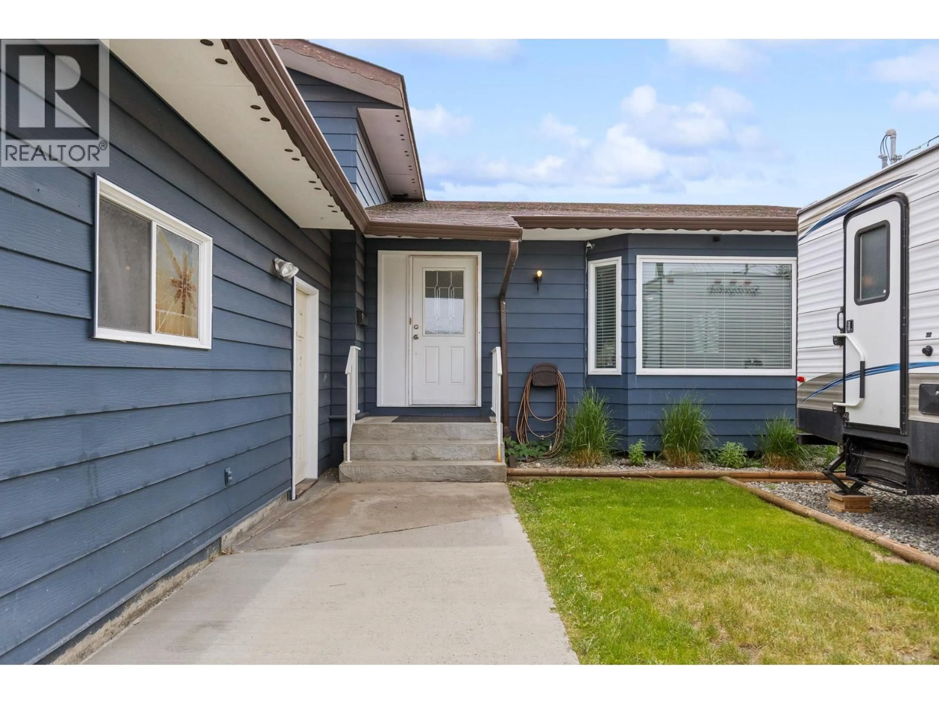 Home with vinyl exterior material, street for 1035 ELWYN ROAD, Kelowna British Columbia V1X1P5