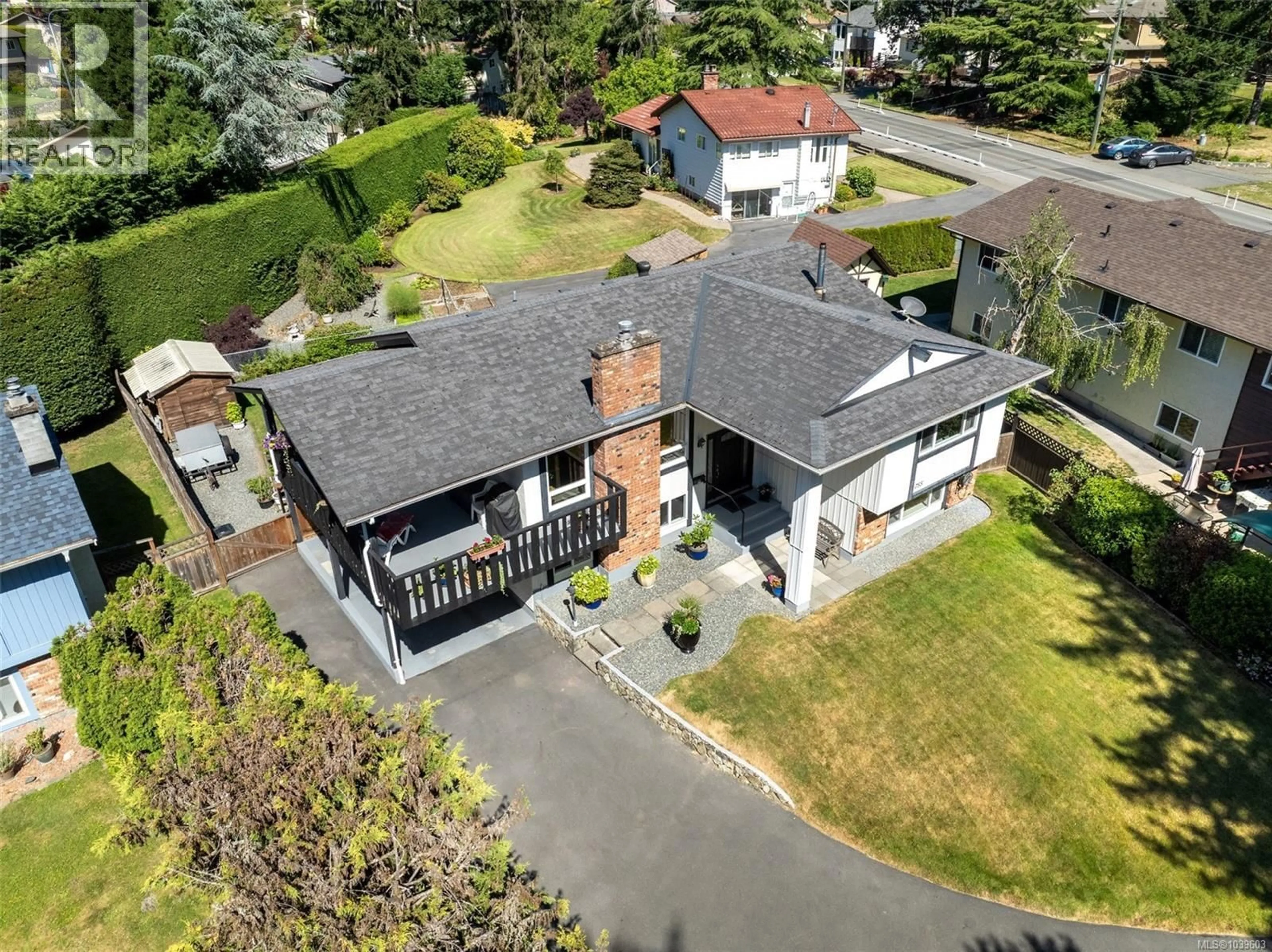 A pic from outside/outdoor area/front of a property/back of a property/a pic from drone, street for 755 MANN AVENUE, Saanich British Columbia V8Z3C3