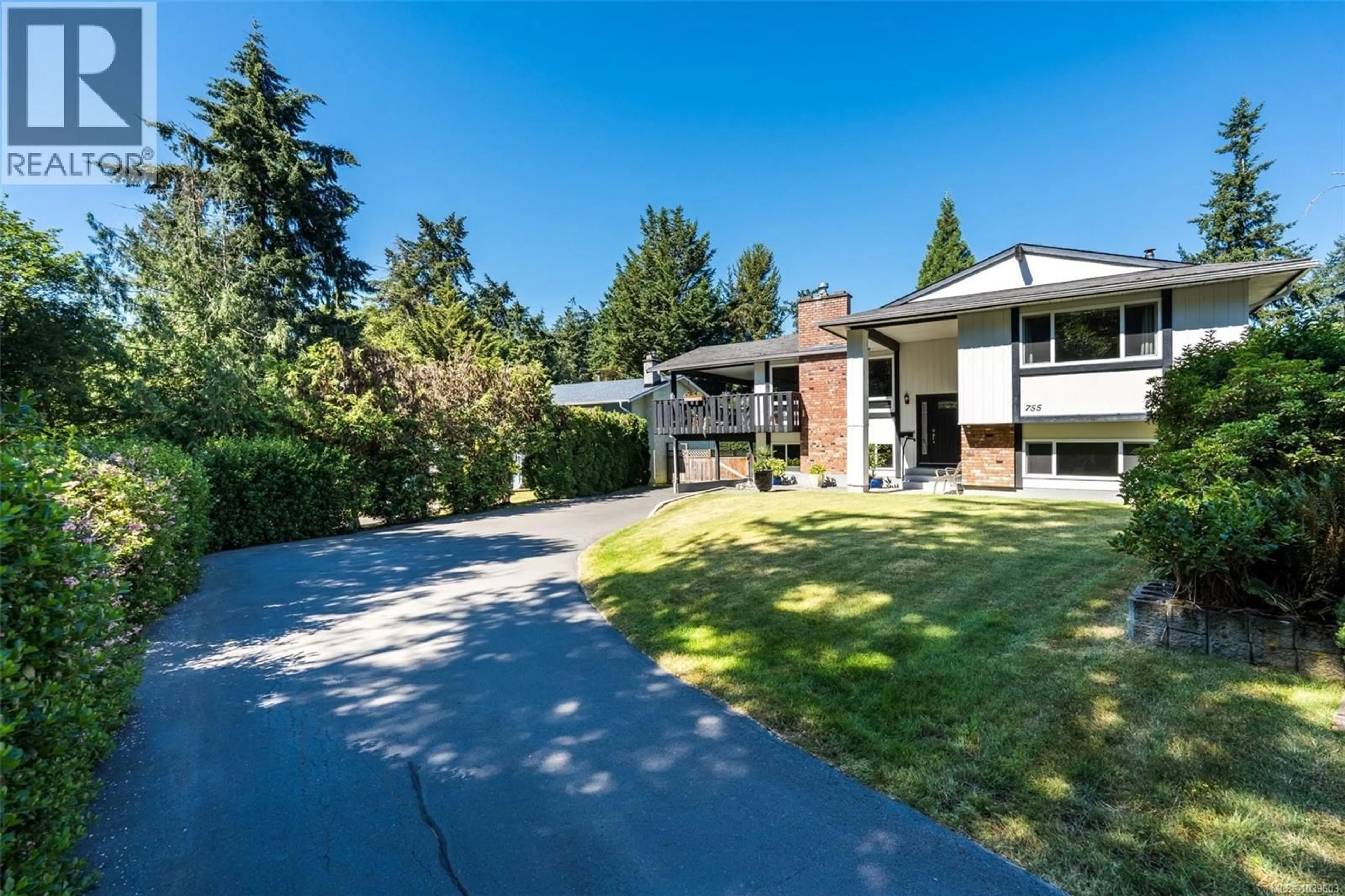 A pic from outside/outdoor area/front of a property/back of a property/a pic from drone, unknown for 755 MANN AVENUE, Saanich British Columbia V8Z3C3
