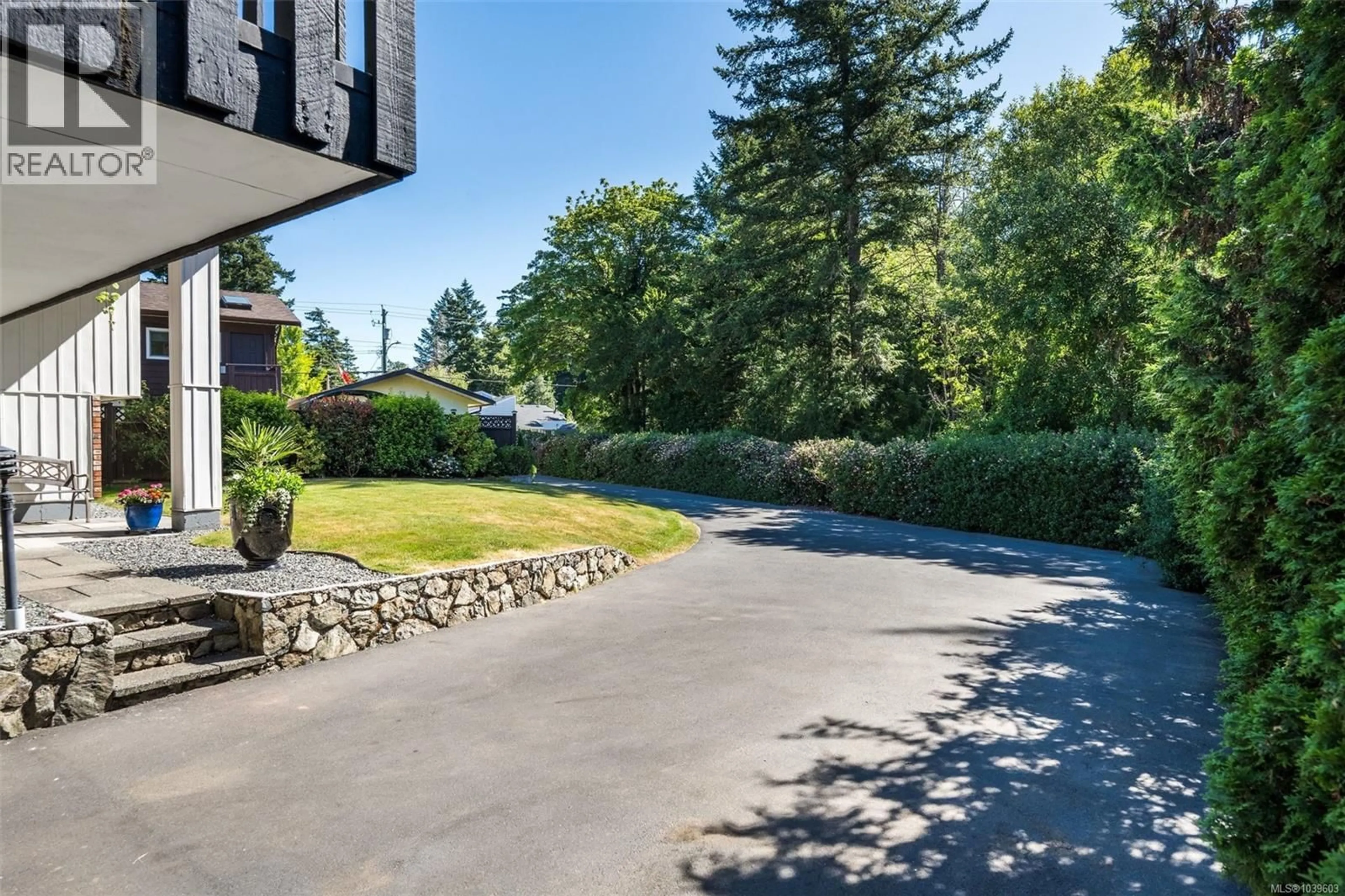 Patio, street for 755 MANN AVENUE, Saanich British Columbia V8Z3C3