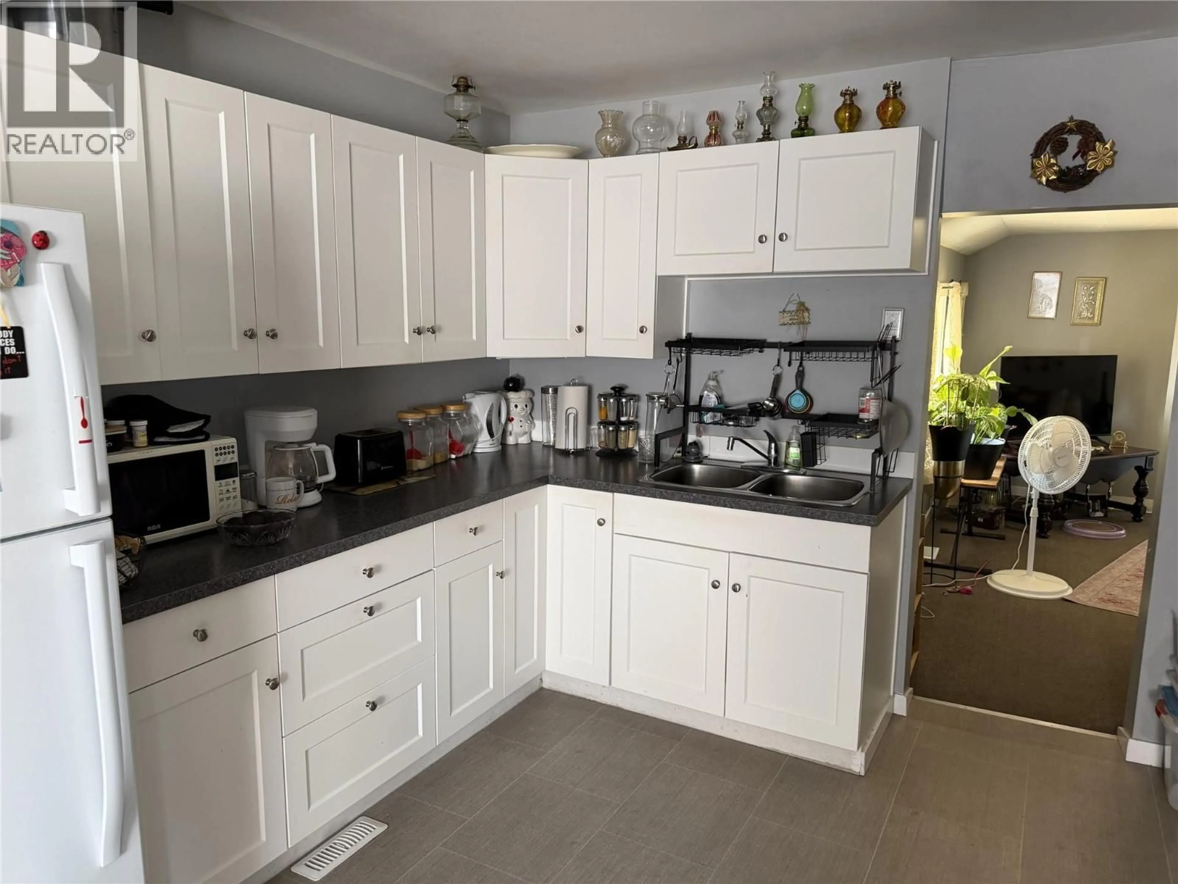 Standard kitchen, unknown for RIGSBY STREET, Penticton British Columbia V2A5S7